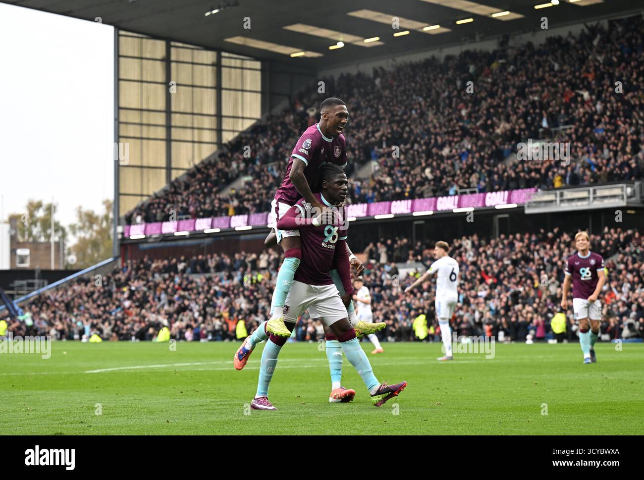 Loum Tchaouna von Burnley feiert das zweite Tor ihrer Mannschaft während des Premier League-Spiels in Turf Moor, Burnley. Bilddatum: Samstag, 18. Oktober 2025. Stockfoto Loum Tchaouna von Burnley feiert das zweite Tor ihrer Mannschaft während des Premier League-Spiels in Turf Moor, Burnley. Bilddatum: Samstag, 18. Oktober 2025. Stockfoto