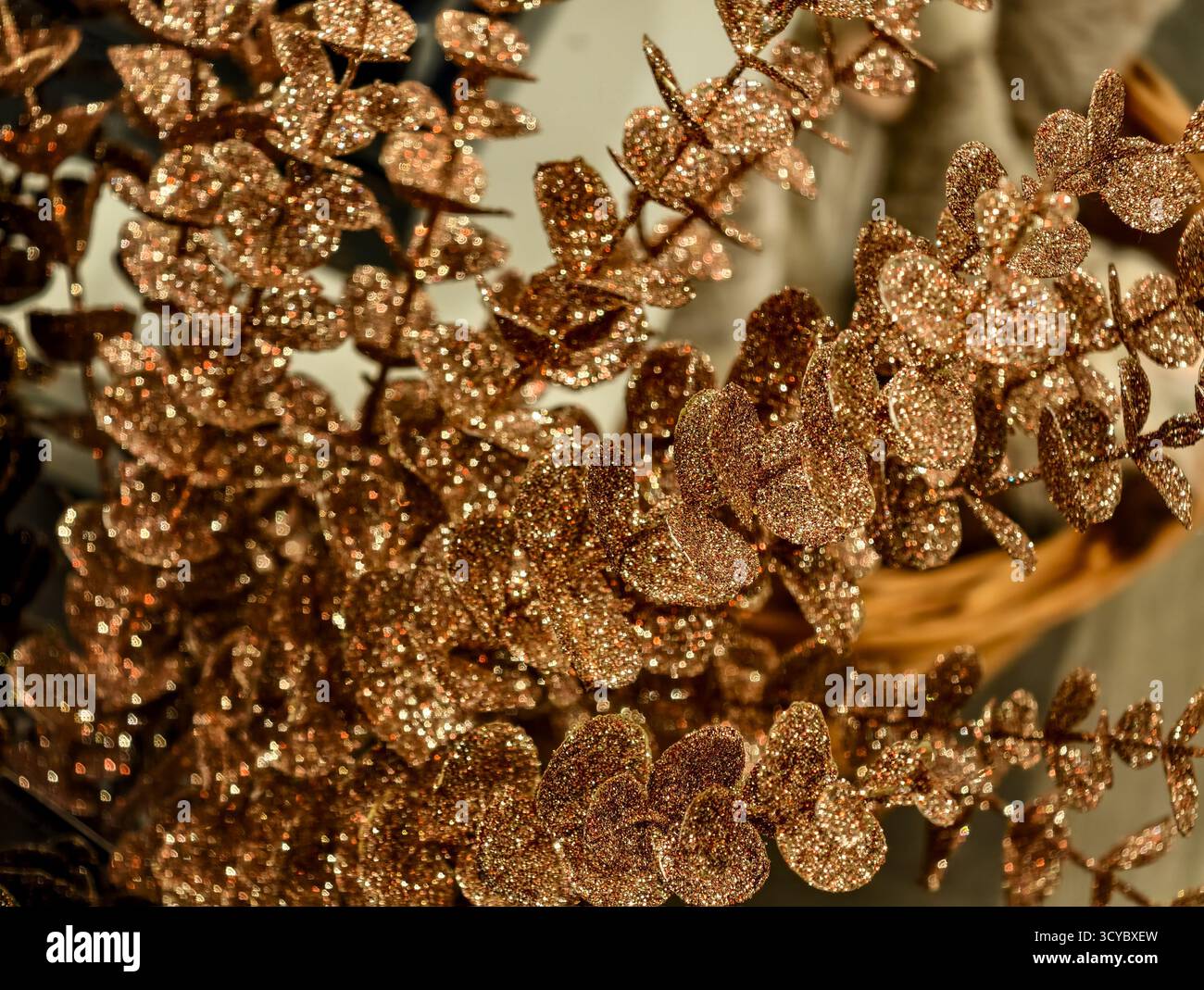 Gold Glitter Blumen Funkelnde Dekoration Luxuriöses Festliches Design Schimmernde Botanische Kunst Feier Party Hintergrund Textur. Premium-Hintergrundbild Stockfoto