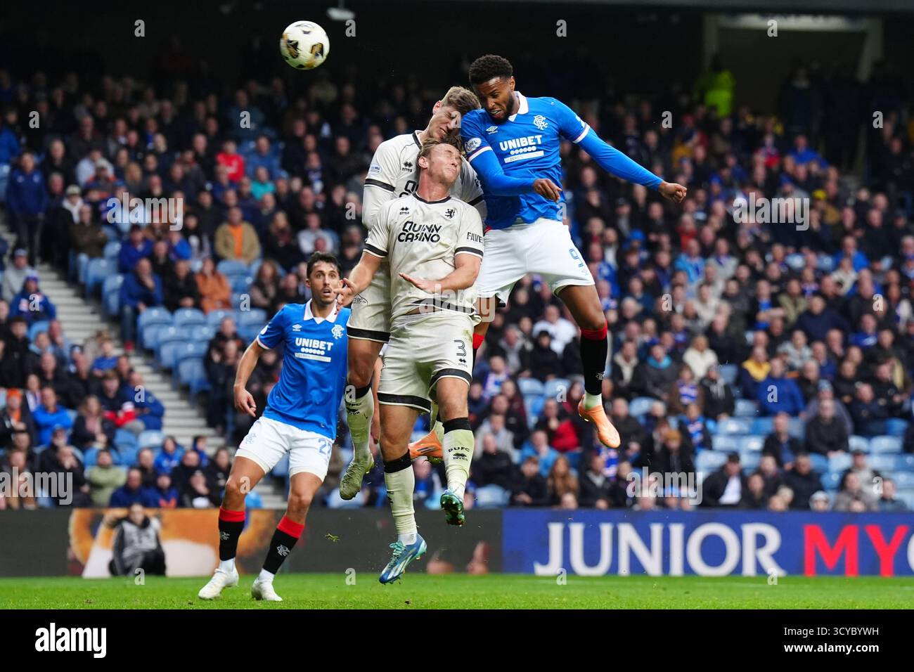 Rangers' Youssef Chermiti (rechts) mit einem Torversuch während des William Hill Premiership Spiels im Ibrox Stadium, Glasgow. Bilddatum: Samstag, 18. Oktober 2025. Stockfoto