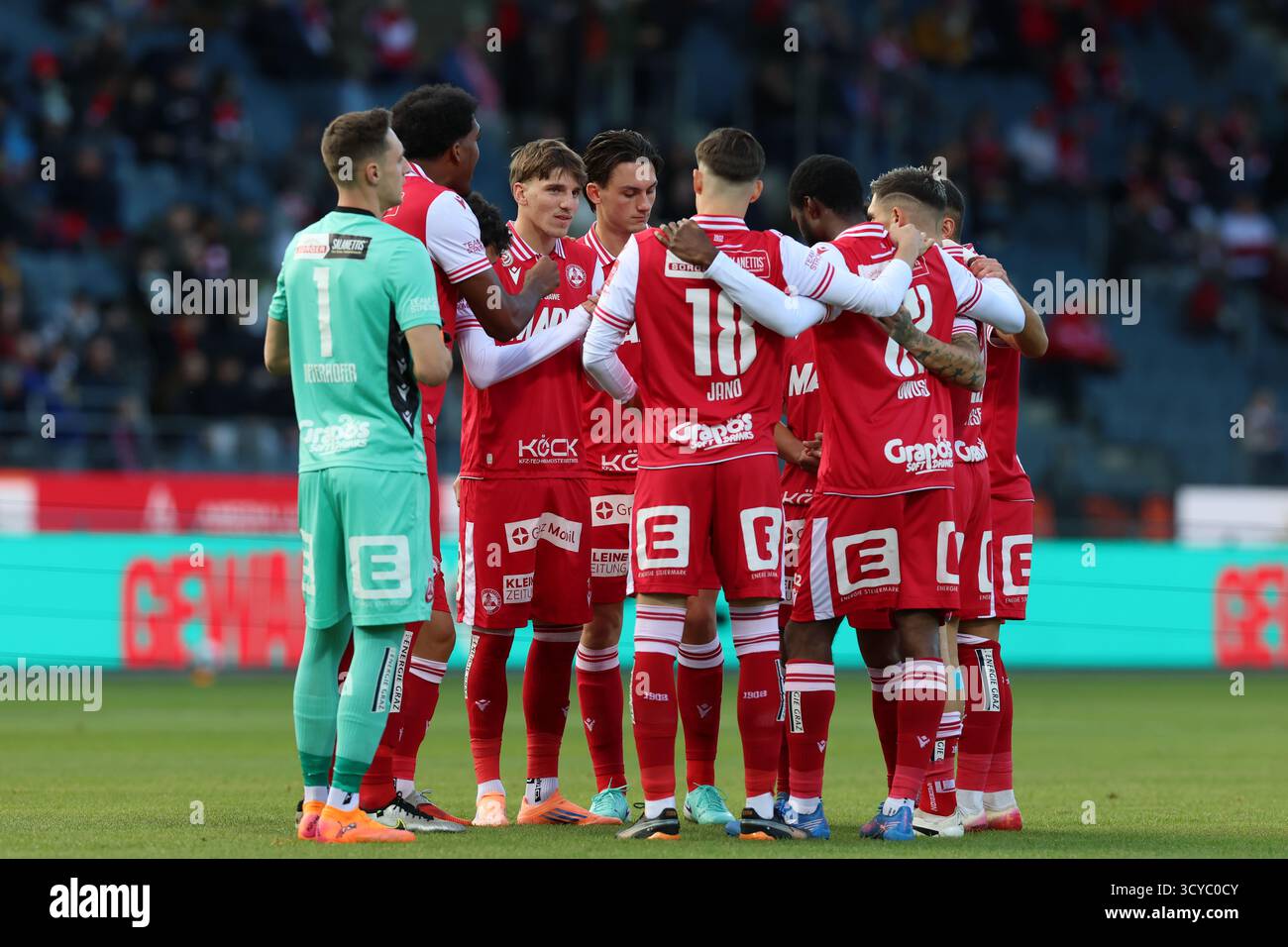 Österreichisches Bundesliga-Fußballspiel zwischen Grazer AK 1902 und TSV Hartberg. Intensive Action, Emotionen und Teamwork auf dem Platz in Graz. Ein aufregendes Spiel mit österreichischen Fußballtalenten, leidenschaftlichen Fans und aufregenden Momenten unter den Lichtern des Stadions. Stockfoto