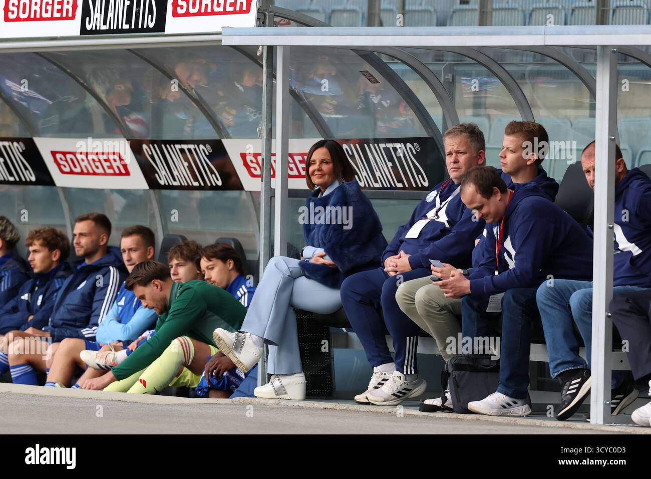 Österreichisches Bundesliga-Fußballspiel zwischen Grazer AK 1902 und TSV Hartberg. Intensive Action, Emotionen und Teamwork auf dem Platz in Graz. Ein aufregendes Spiel mit österreichischen Fußballtalenten, leidenschaftlichen Fans und aufregenden Momenten unter den Lichtern des Stadions. Stockfoto