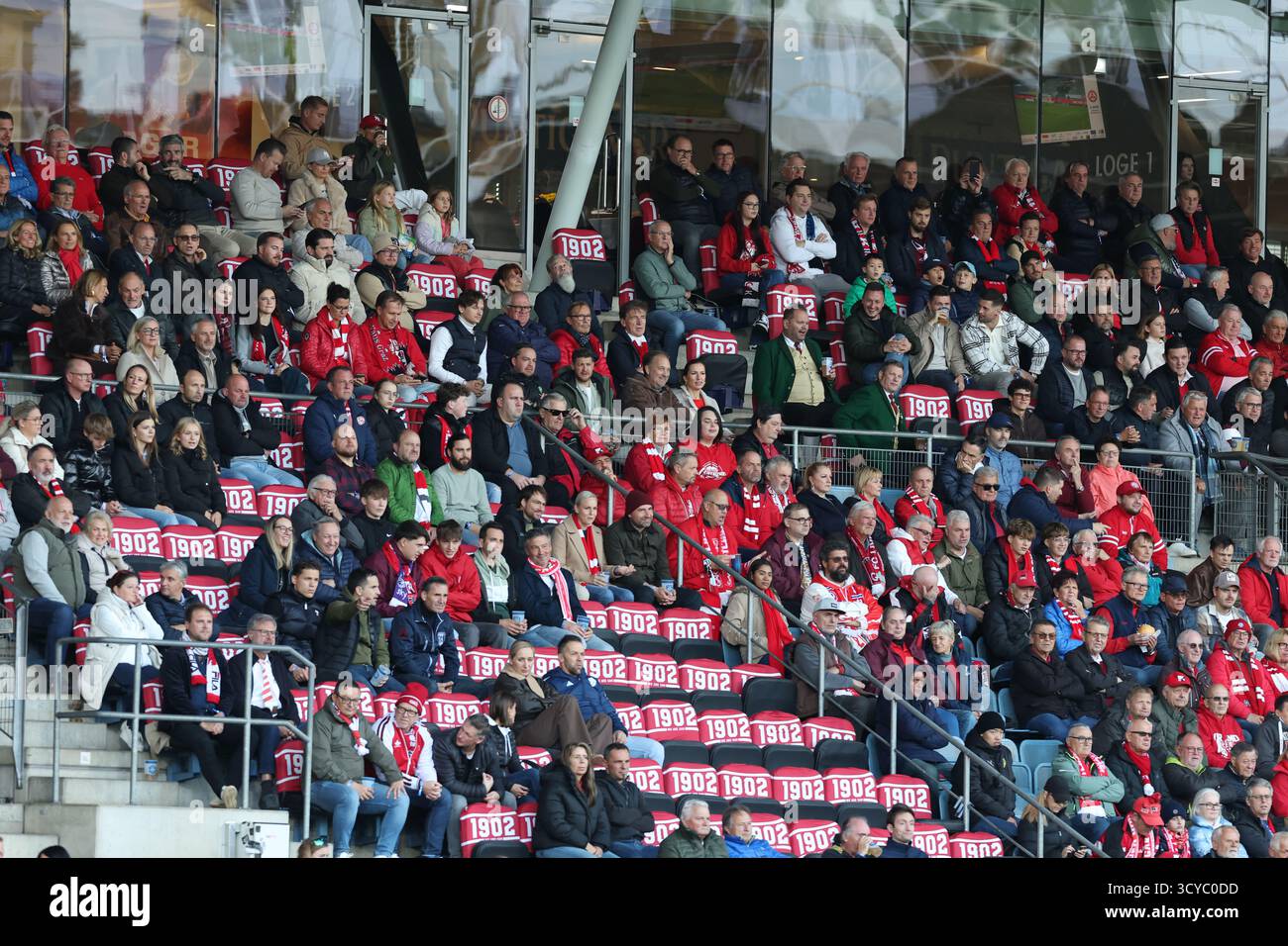 Österreichisches Bundesliga-Fußballspiel zwischen Grazer AK 1902 und TSV Hartberg. Intensive Action, Emotionen und Teamwork auf dem Platz in Graz. Ein aufregendes Spiel mit österreichischen Fußballtalenten, leidenschaftlichen Fans und aufregenden Momenten unter den Lichtern des Stadions. Stockfoto