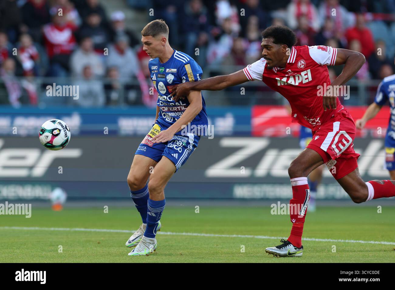 Österreichisches Bundesliga-Fußballspiel zwischen Grazer AK 1902 und TSV Hartberg. Intensive Action, Emotionen und Teamwork auf dem Platz in Graz. Ein aufregendes Spiel mit österreichischen Fußballtalenten, leidenschaftlichen Fans und aufregenden Momenten unter den Lichtern des Stadions. Stockfoto