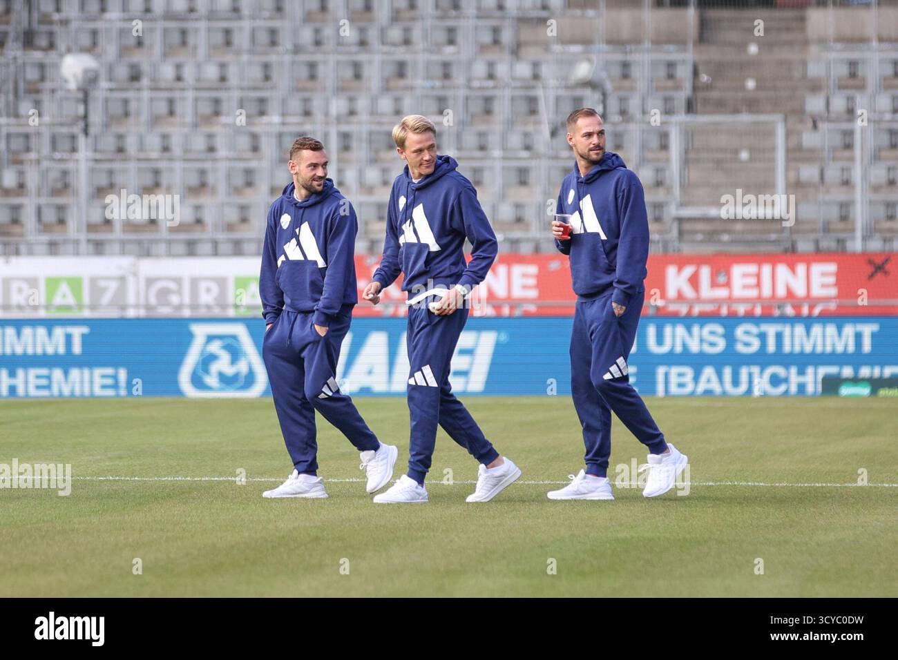 Österreichisches Bundesliga-Fußballspiel zwischen Grazer AK 1902 und TSV Hartberg. Intensive Action, Emotionen und Teamwork auf dem Platz in Graz. Ein aufregendes Spiel mit österreichischen Fußballtalenten, leidenschaftlichen Fans und aufregenden Momenten unter den Lichtern des Stadions. Stockfoto