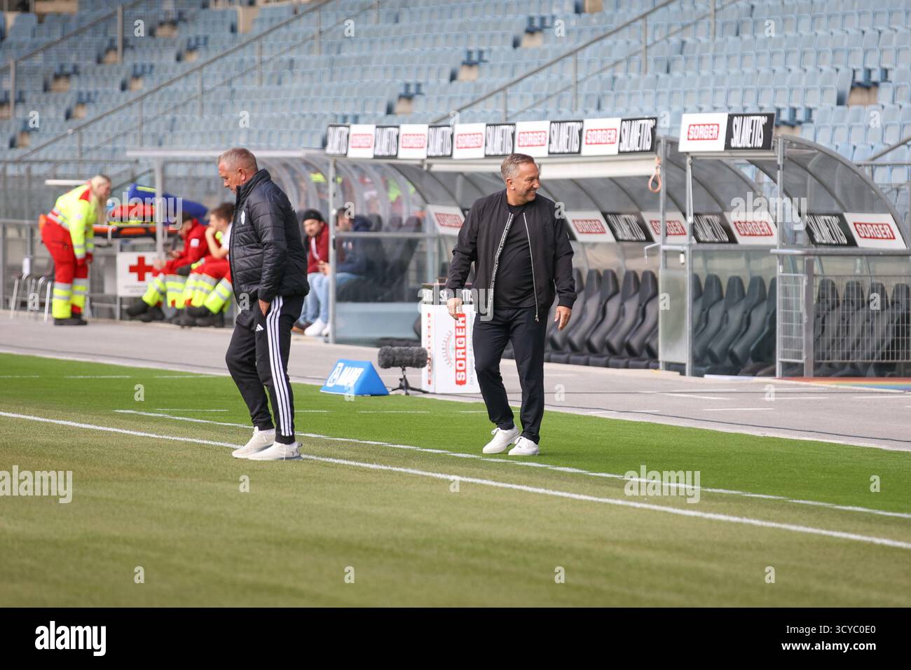 Österreichisches Bundesliga-Fußballspiel zwischen Grazer AK 1902 und TSV Hartberg. Intensive Action, Emotionen und Teamwork auf dem Platz in Graz. Ein aufregendes Spiel mit österreichischen Fußballtalenten, leidenschaftlichen Fans und aufregenden Momenten unter den Lichtern des Stadions. Stockfoto