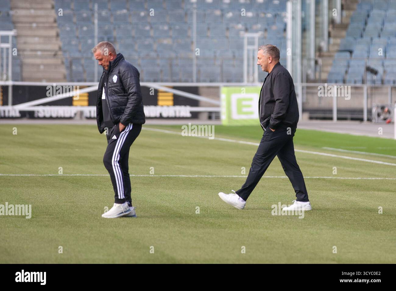 Österreichisches Bundesliga-Fußballspiel zwischen Grazer AK 1902 und TSV Hartberg. Intensive Action, Emotionen und Teamwork auf dem Platz in Graz. Ein aufregendes Spiel mit österreichischen Fußballtalenten, leidenschaftlichen Fans und aufregenden Momenten unter den Lichtern des Stadions. Stockfoto