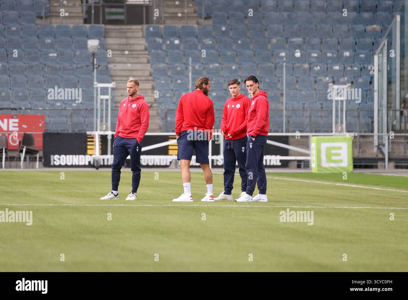 Österreichisches Bundesliga-Fußballspiel zwischen Grazer AK 1902 und TSV Hartberg. Intensive Action, Emotionen und Teamwork auf dem Platz in Graz. Ein aufregendes Spiel mit österreichischen Fußballtalenten, leidenschaftlichen Fans und aufregenden Momenten unter den Lichtern des Stadions. Stockfoto