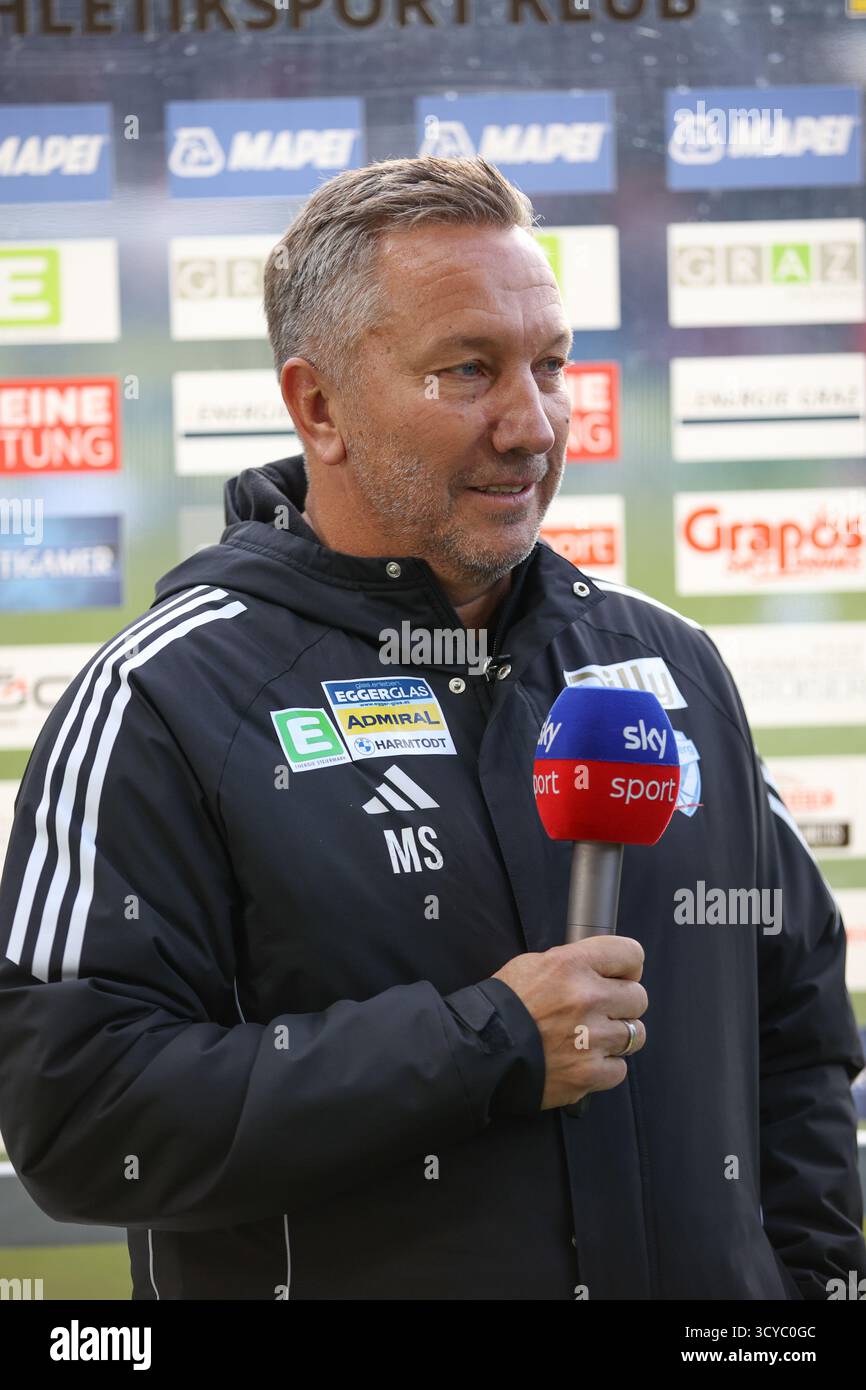 Österreichisches Bundesliga-Fußballspiel zwischen Grazer AK 1902 und TSV Hartberg. Intensive Action, Emotionen und Teamwork auf dem Platz in Graz. Ein aufregendes Spiel mit österreichischen Fußballtalenten, leidenschaftlichen Fans und aufregenden Momenten unter den Lichtern des Stadions. Stockfoto