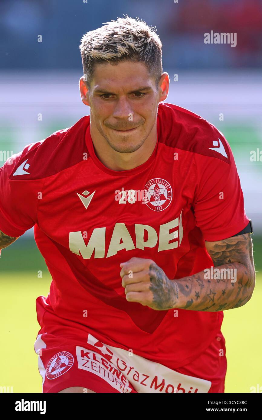 Österreichisches Bundesliga-Fußballspiel zwischen Grazer AK 1902 und TSV Hartberg. Intensive Action, Emotionen und Teamwork auf dem Platz in Graz. Ein aufregendes Spiel mit österreichischen Fußballtalenten, leidenschaftlichen Fans und aufregenden Momenten unter den Lichtern des Stadions. Stockfoto