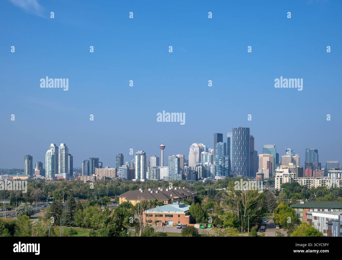 Die Skyline der Stadt vom Tom Campbell's Hill Natural Park, Calgary, Alberta, Kanada Stockfoto