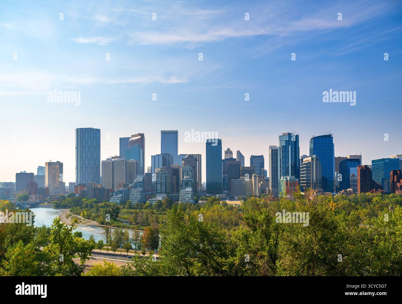 Die Skyline der Innenstadt vom Crescent Heights Lookout Point mit dem Bow River im Vordergrund, Calgary, Alberta, Kanada Stockfoto