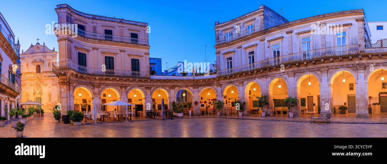 Martina Franca, Apulien, Italien. Panorama der Piazza Plebiscito und der Kirche San Martino zur blauen Stunde. Stockfoto