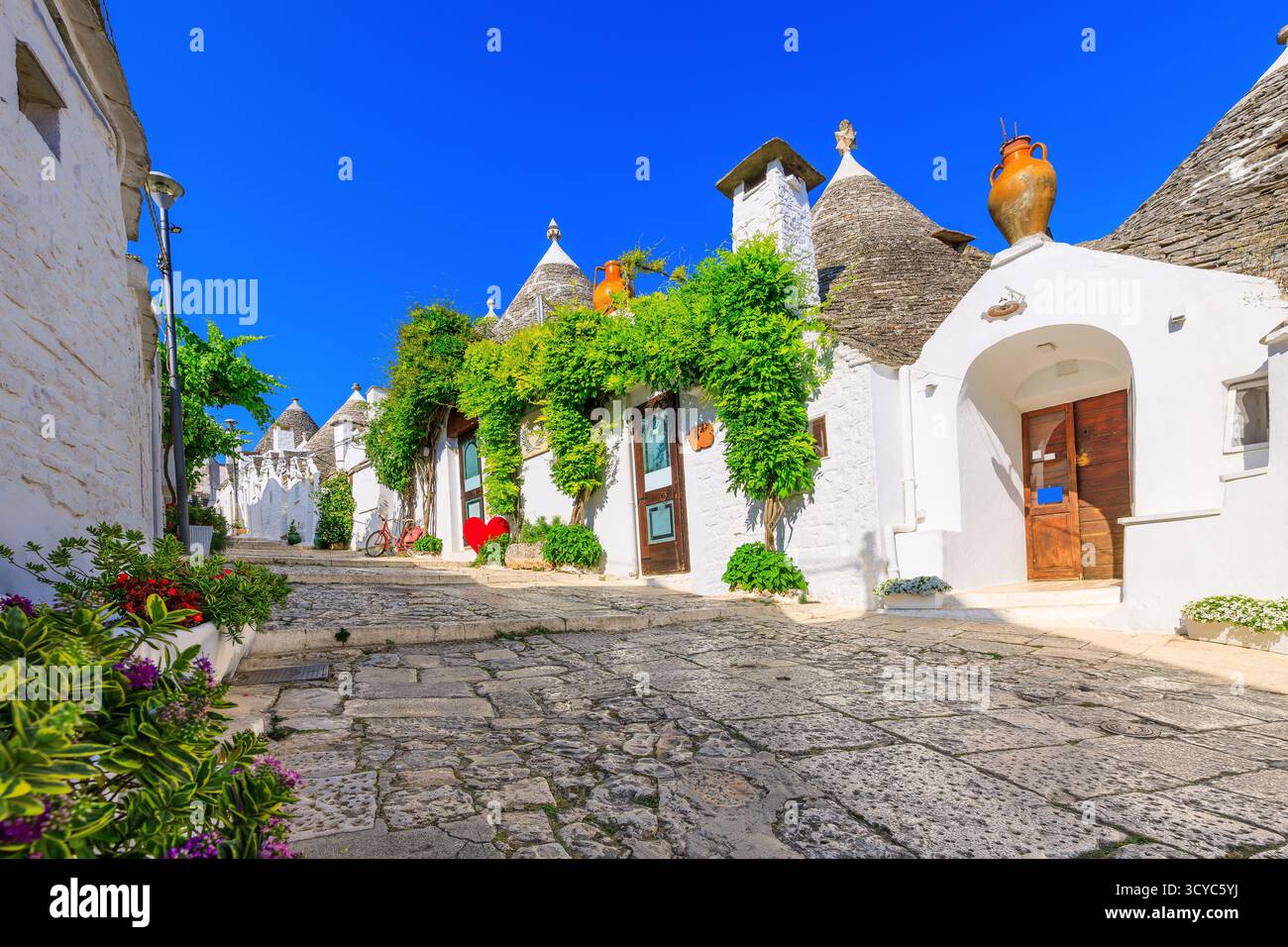 Alberobello, Italien. Traditionelle Trullihäuser in Alberobello, Provinz Bari, Apulien. Stockfoto