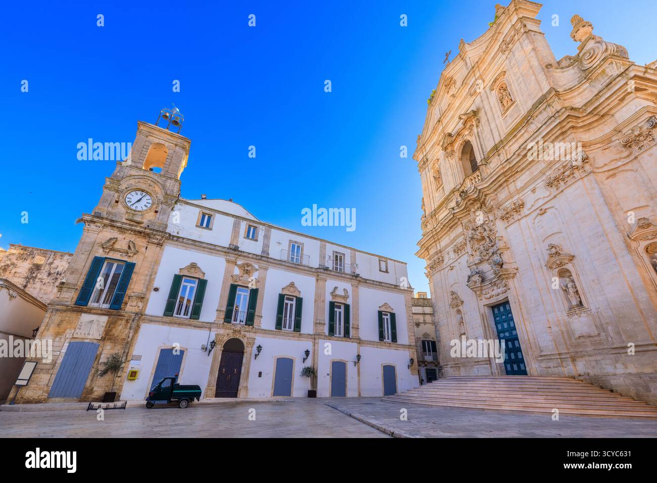 Martina Franca, Apulien, Italien. Piazza Plebiscito mit dem Uhrenturm und der Kirche San Martino. Stockfoto