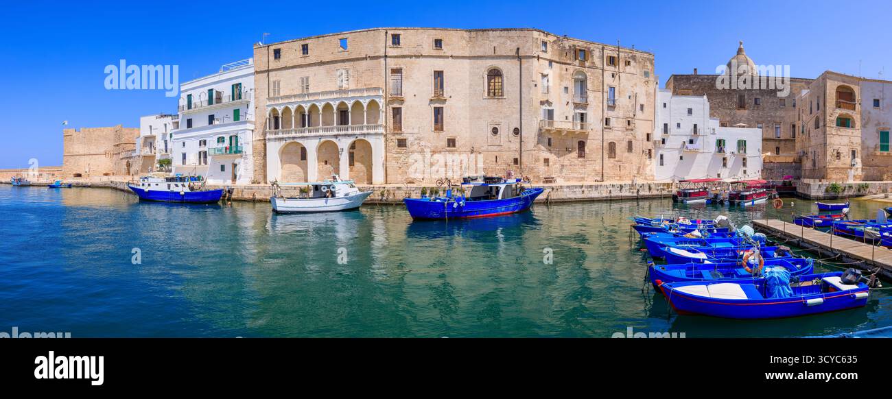 Monopoli. Apulien. Italien. Panorama des alten Hafens mit farbenfrohen Fischbooten. Stockfoto