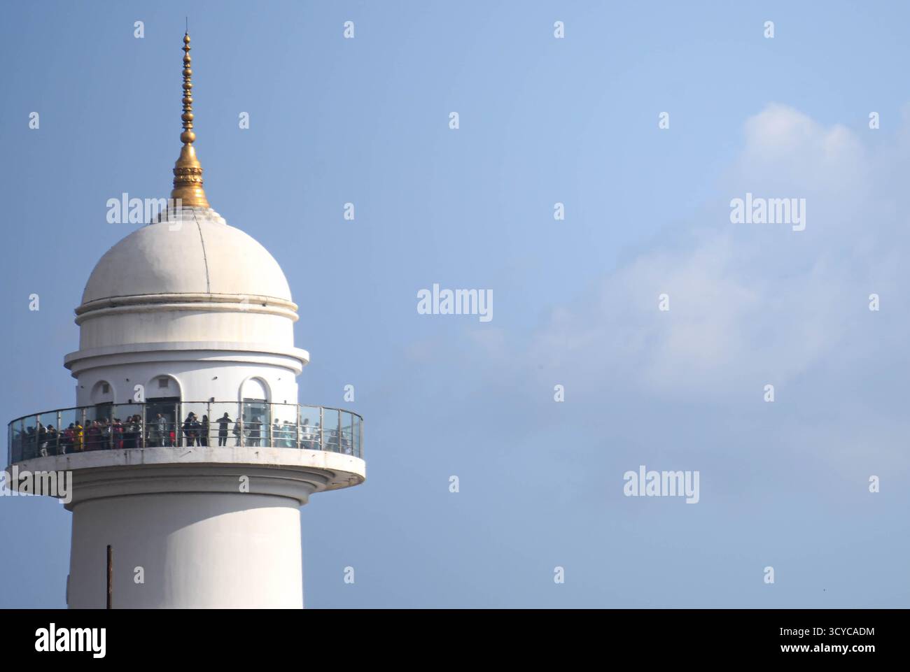 Kathmandu, Nepal. 18. Oktober 2025. Ein allgemeiner Blick auf den historischen Dharahara Tower, auch bekannt als Bhimsen Tower, ist am Samstag, den 18. Oktober 2025, in Kathmandu, Nepal, zu sehen. Der neunstöckige weiße Turm, der 1832 vom damaligen Premierminister Bhimsen Thapa erbaut wurde, war eines der markantesten Wahrzeichen der Stadt, bevor er beim Erdbeben 2015 zerstört wurde. Das rekonstruierte Dharahara wurde 2021 eröffnet und verfügt heute über eine Aussichtsplattform, ein Museum und einen Springbrunnenbereich, die Nepals Widerstandsfähigkeit und architektonische Wiederbelebung nach der Katastrophe symbolisieren. Foto: Safal Prakash Shrestha Stockfoto