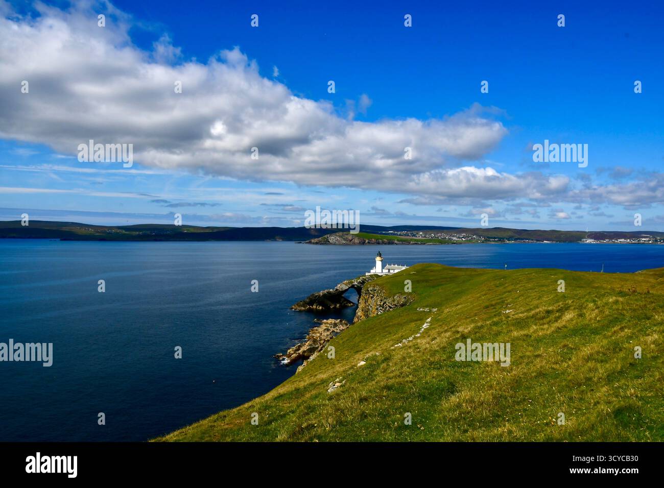 Leuchtturm von Bressay und Felsbogen. Stockfoto