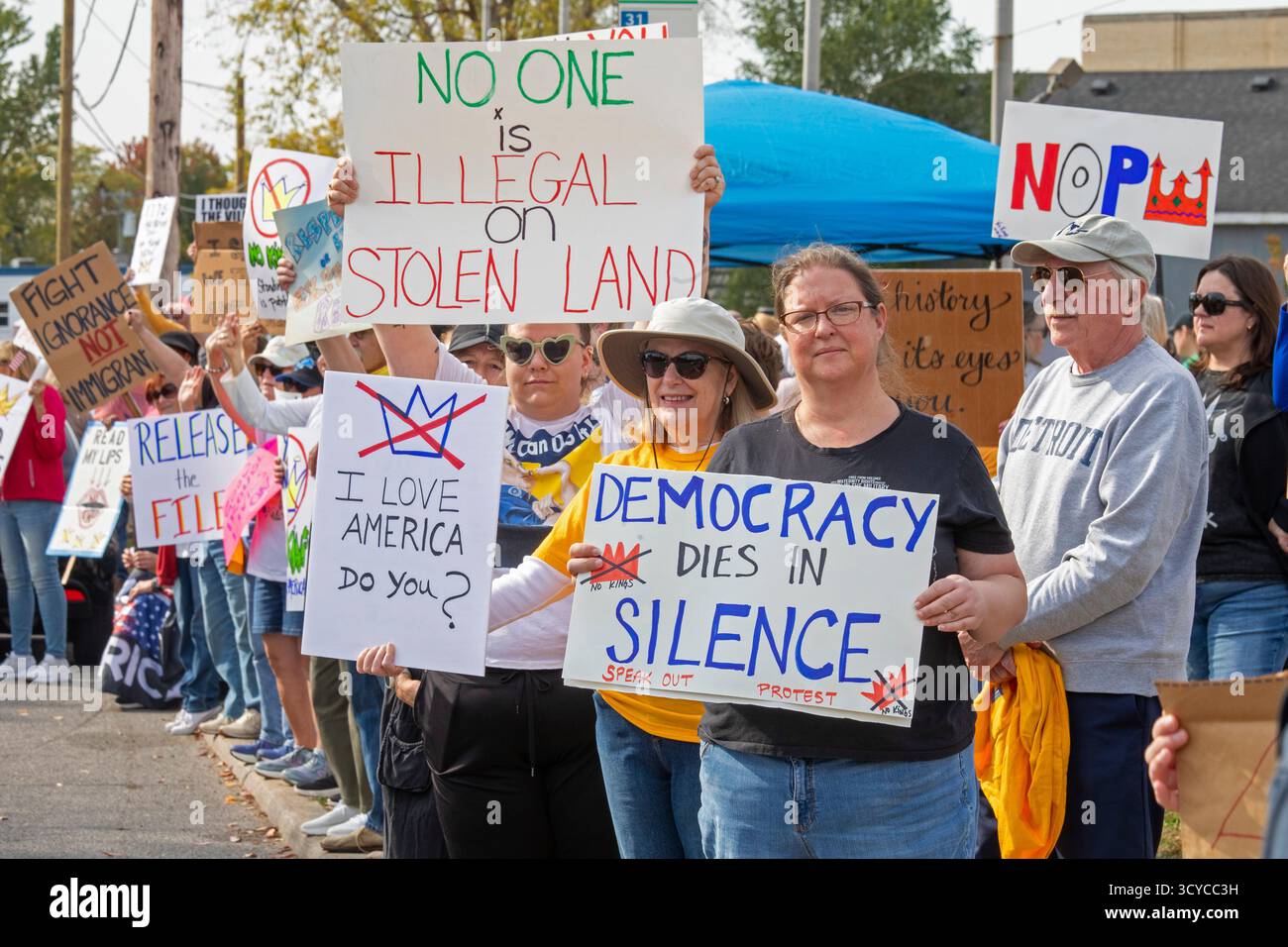 Detroit, Michigan, USA. Oktober 2025. Demonstranten aus Detroit und Grosse Pointe versammelten sich an der Grenze zwischen ihren Städten zu einer „No Kings“-Kundgebung und protestierten gegen die Aktionen von Präsident Trump gegen Einwanderer und gegen demokratische Institutionen. Quelle: Jim West/Alamy Live News Stockfoto