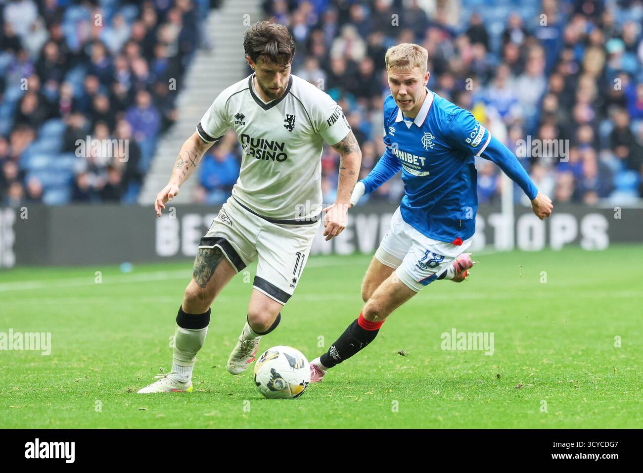 Glasgow, Großbritannien. Oktober 2025. Rangers FC spielte Dundee United FC im Ibrox Stadium in Glasgow in einem Spiel der schottischen Premiership. Das Finale war die Rangers 2:2 Dundee United. William Ferry (D11) und Oliver Antman (R18) treten um den Ball an. Quelle: Findlay/Alamy Live News Stockfoto