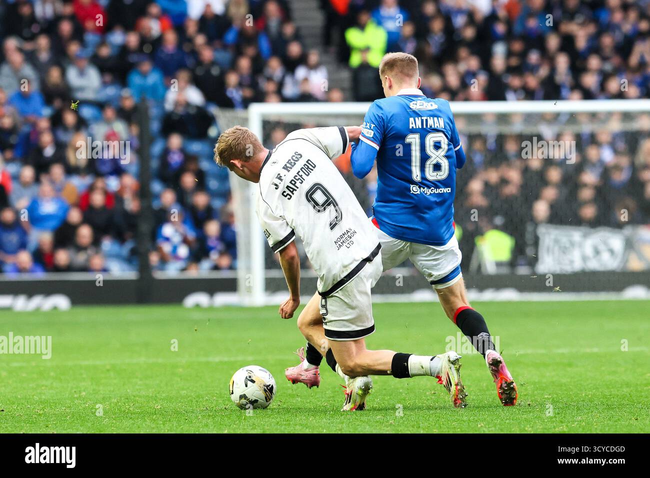 Glasgow, Großbritannien. Oktober 2025. Rangers FC spielte Dundee United FC im Ibrox Stadium in Glasgow in einem Spiel der schottischen Premiership. Das Finale war die Rangers 2:2 Dundee United. Oliver Antman (R18) und Zachary Sapsford (D9) treten um den Ball an. Quelle: Findlay/Alamy Live News Stockfoto