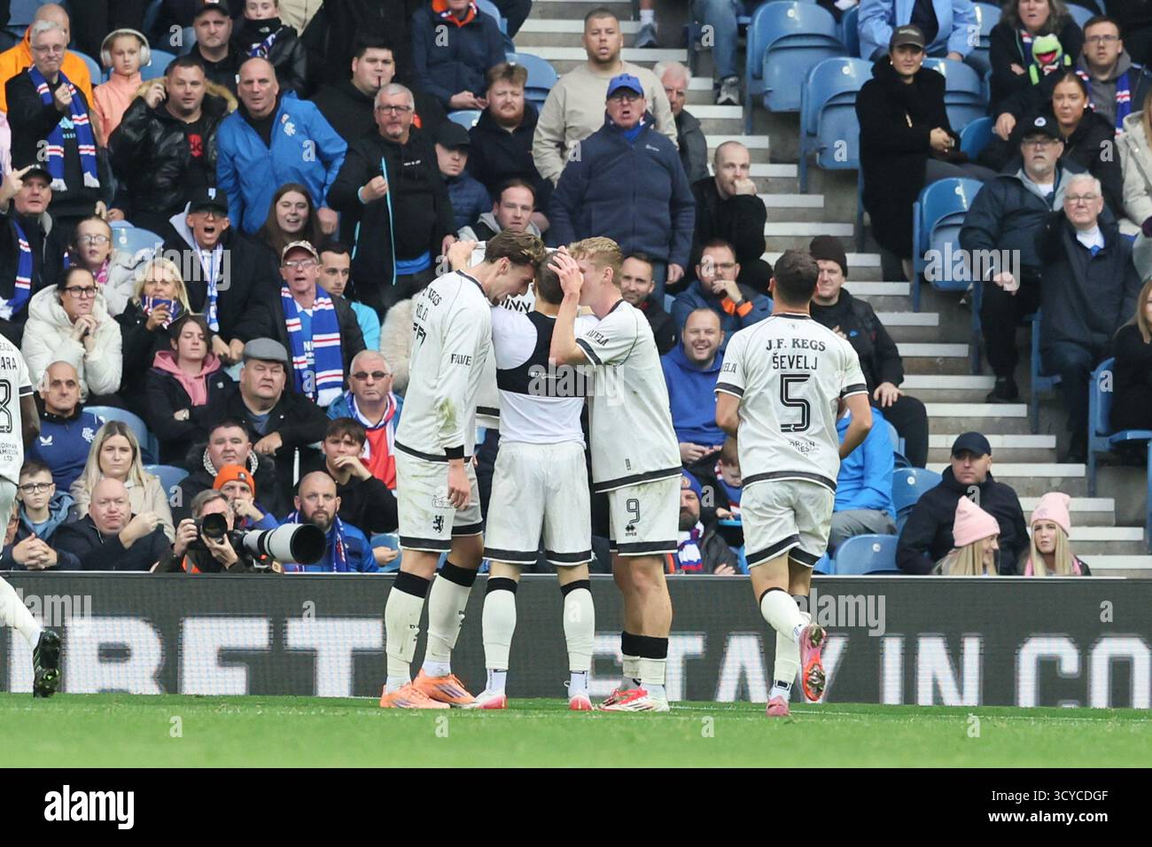 Glasgow, Großbritannien. Oktober 2025. Rangers FC spielte Dundee United FC im Ibrox Stadium in Glasgow in einem Spiel der schottischen Premiership. Das Finale war die Rangers 2:2 Dundee United. Die Spieler von Dundee gratulieren Kristijan Trapanovski (kein Trikot), nachdem er Dundee United in 66 Minuten das erste Tor erzielte. Später wurde er gelb kardiert, weil er seinen Streifen entfernt hatte. Quelle: Findlay/Alamy Live News Stockfoto