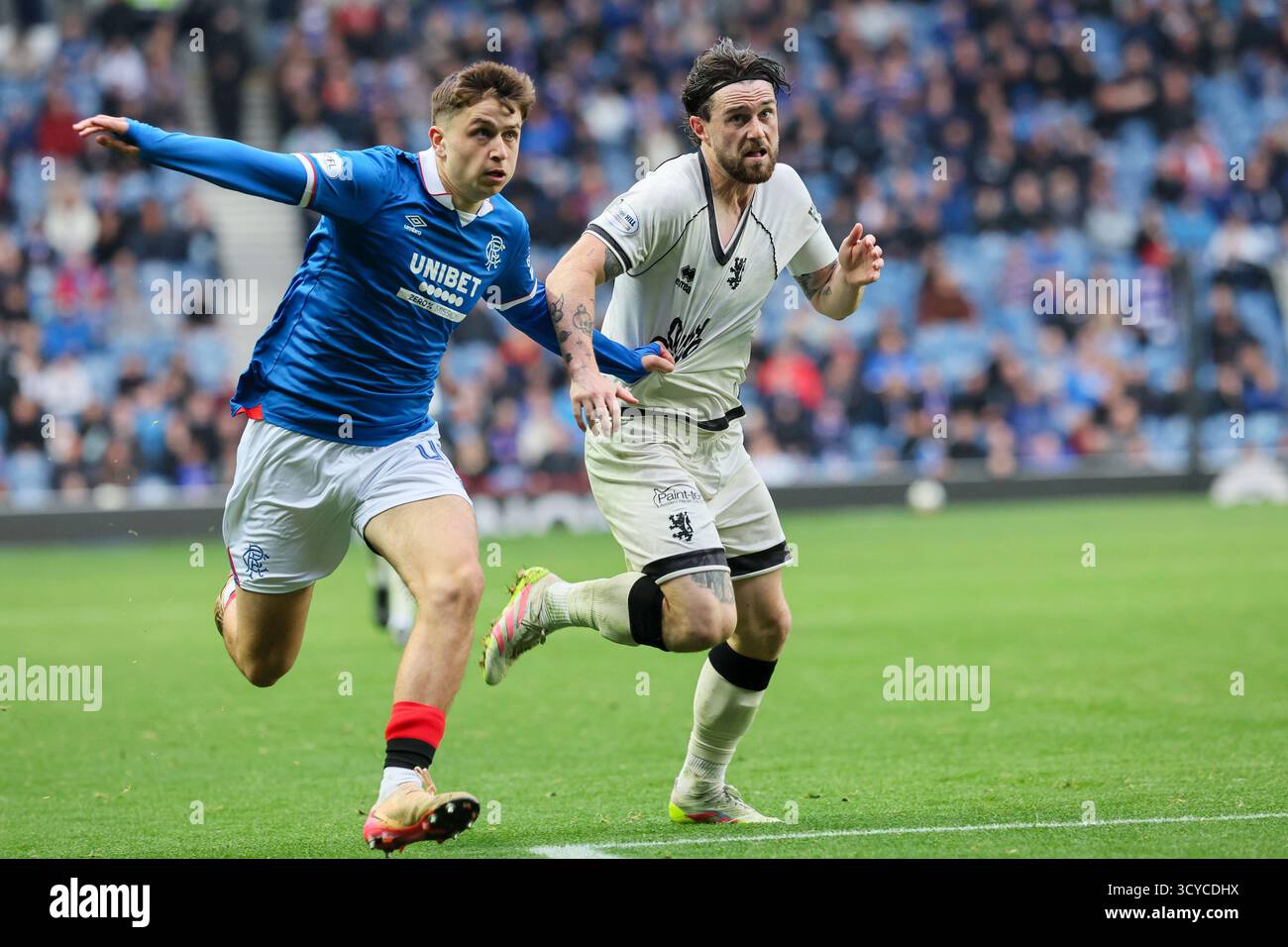 Glasgow, Großbritannien. Oktober 2025. Rangers FC spielte Dundee United FC im Ibrox Stadium in Glasgow in einem Spiel der schottischen Premiership. Das Finale war die Rangers 2:2 Dundee United. Mikey Moore (R47) und William Ferry (D11) kandidieren für den Ball. Quelle: Findlay/Alamy Live News Stockfoto
