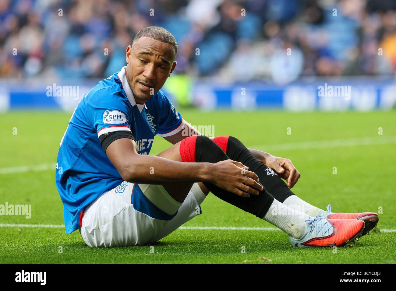 Glasgow, Großbritannien. Oktober 2025. Rangers FC spielte Dundee United FC im Ibrox Stadium in Glasgow in einem Spiel der schottischen Premiership. Das Finale war die Rangers 2:2 Dundee United. Derek Cornelius (R13) sitzt nach einem gescheiterten Versuch auf dem Boden. Quelle: Findlay/Alamy Live News Stockfoto