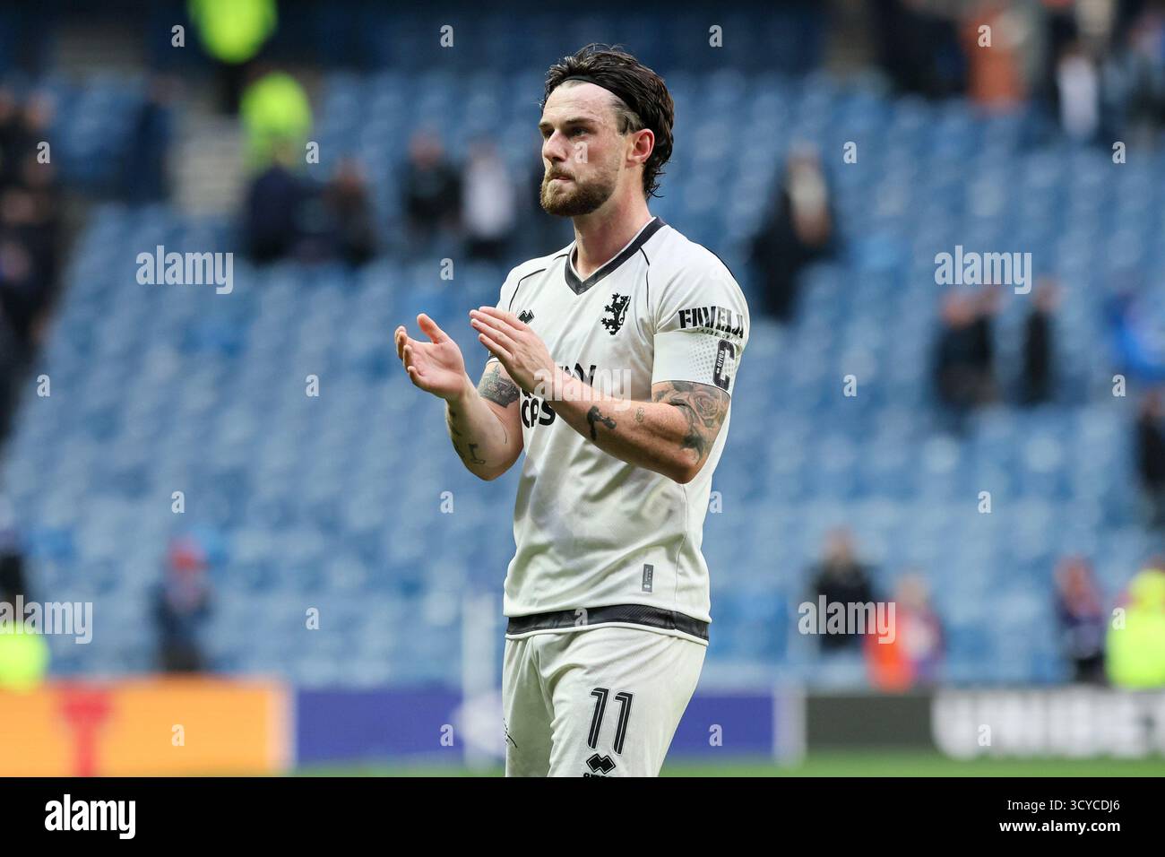 Glasgow, Großbritannien. Oktober 2025. Rangers FC spielte Dundee United FC im Ibrox Stadium in Glasgow in einem Spiel der schottischen Premiership. Das Finale war die Rangers 2:2 Dundee United. William Ferry (D11) applaudiert den Fans von Dundee United am Ende des Spiels.Credit: Findlay/Alamy Live News Stockfoto