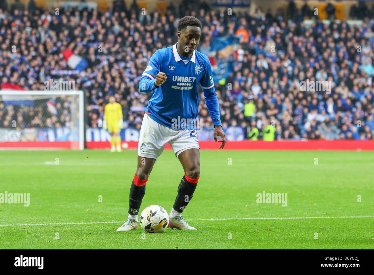 Glasgow, Großbritannien. Oktober 2025. Rangers FC spielte Dundee United FC im Ibrox Stadium in Glasgow in einem Spiel der schottischen Premiership. Das Finale war die Rangers 2:2 Dundee United. Djeidi Gassama (R23) läuft mit dem Ball.Credit: Findlay/Alamy Live News Stockfoto