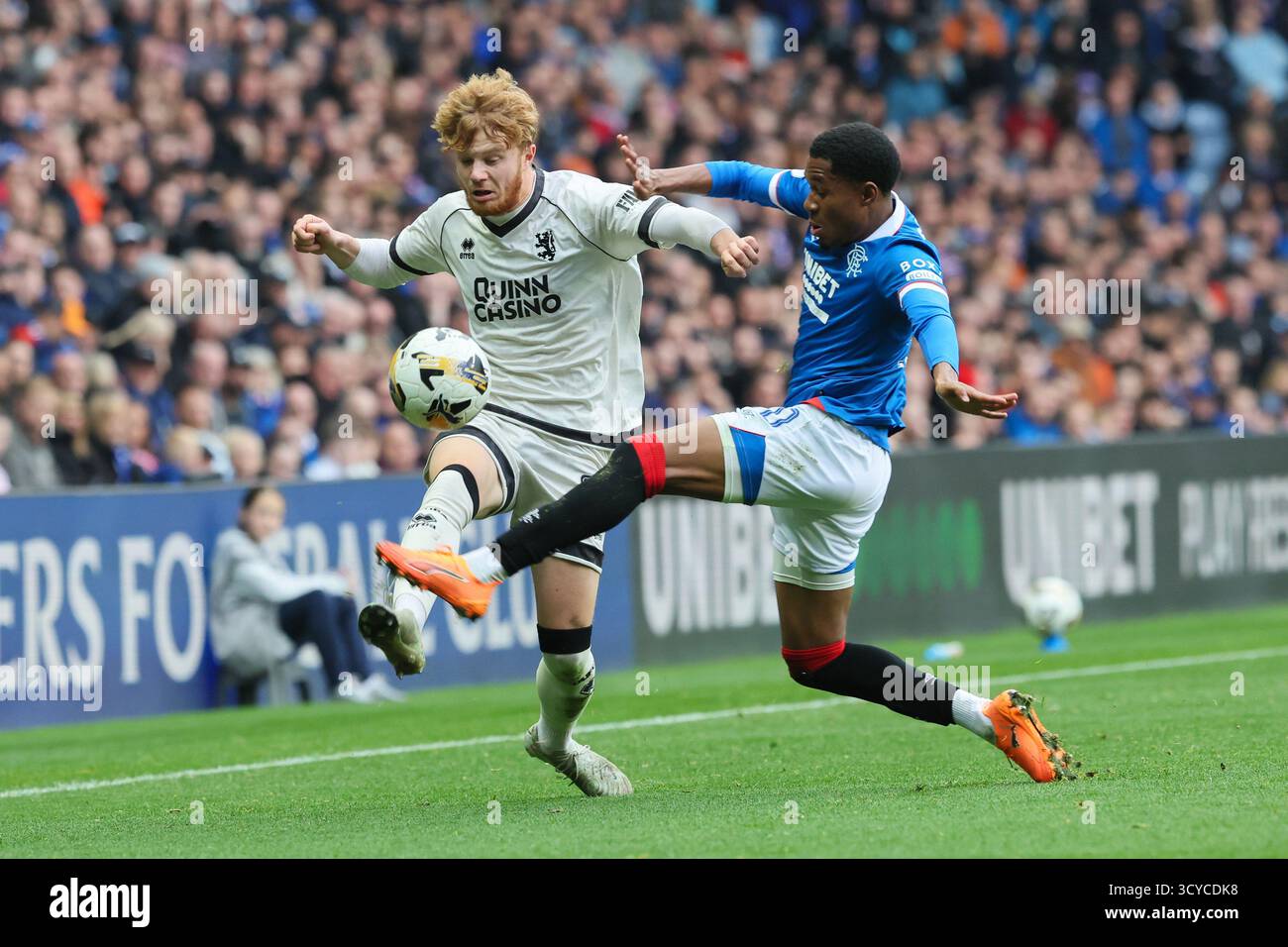 Glasgow, Großbritannien. Oktober 2025. Rangers FC spielte Dundee United FC im Ibrox Stadium in Glasgow in einem Spiel der schottischen Premiership. Das Finale war die Rangers 2:2 Dundee United. Jayden Meghoma (R30) und Luca Stephenson (D21) treten um den Ball an. Quelle: Findlay/Alamy Live News Stockfoto