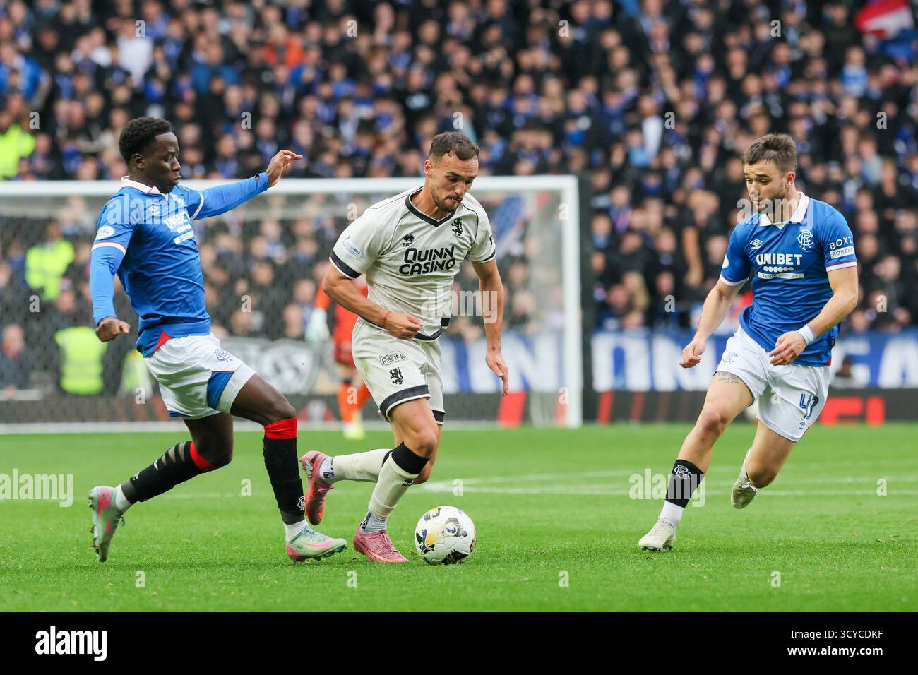 Glasgow, Großbritannien. Oktober 2025. Rangers FC spielte Dundee United FC im Ibrox Stadium in Glasgow in einem Spiel der schottischen Premiership. Das Finale war die Rangers 2:2 Dundee United. Vicko Sevelj (D5) schlägt Nicolas Raskin (R43) und Jayden Meghoma 9r30) zum Ball. Quelle: Findlay/Alamy Live News Stockfoto