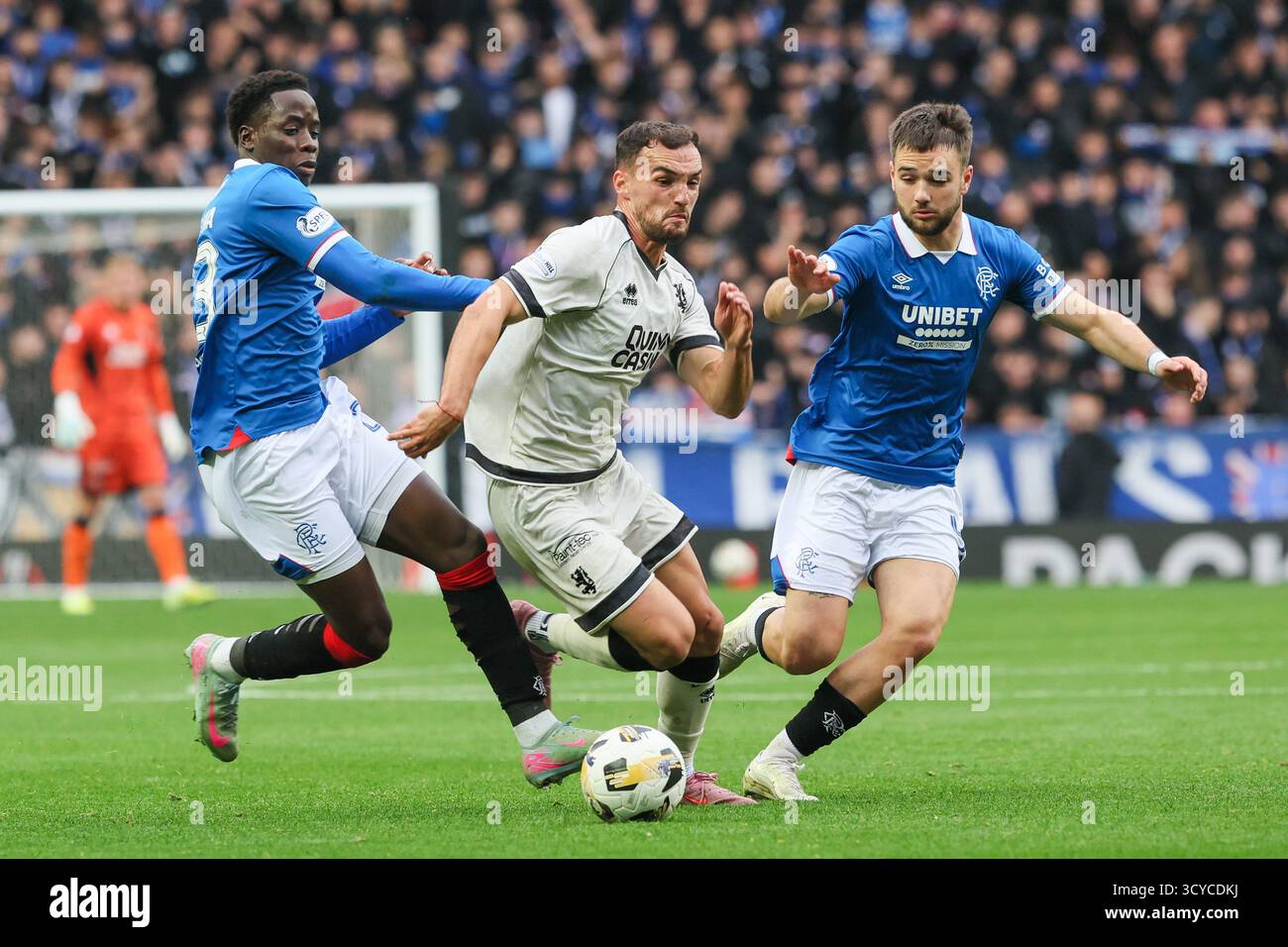 Glasgow, Großbritannien. Oktober 2025. Rangers FC spielte Dundee United FC im Ibrox Stadium in Glasgow in einem Spiel der schottischen Premiership. Das Finale war die Rangers 2:2 Dundee United. Vicko Sevelj (D5) schlägt Nicolas Raskin (R43) und Jayden Meghoma 9r30) zum Ball. Quelle: Findlay/Alamy Live News Stockfoto