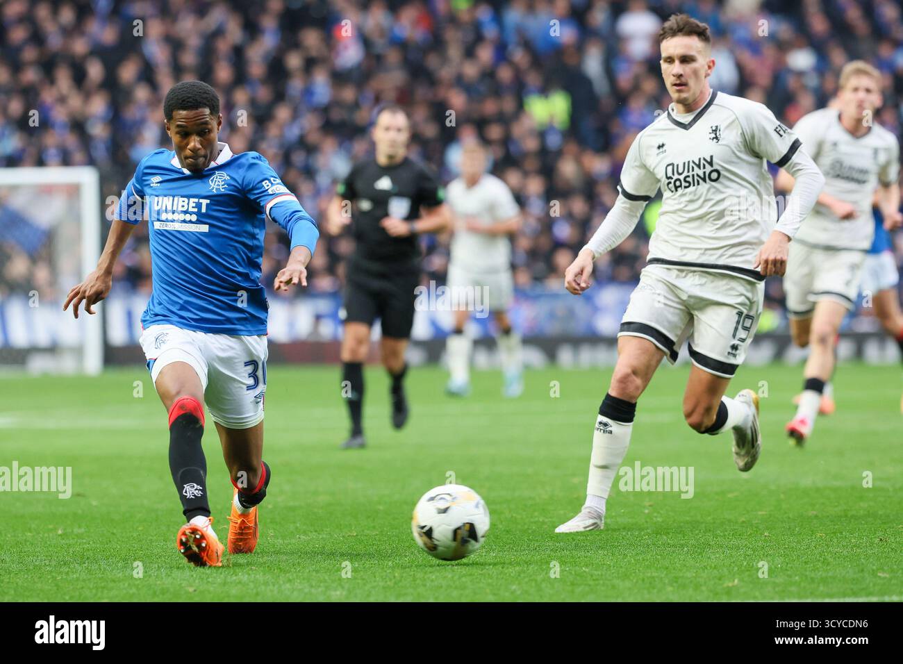 Glasgow, Großbritannien. Oktober 2025. Rangers FC spielte Dundee United FC im Ibrox Stadium in Glasgow in einem Spiel der schottischen Premiership. Das Finale war die Rangers 2:2 Dundee United. Jayden Meghoma (R30) und Ivan Dolcek (D19) laufen auf den Ball zu. Quelle: Findlay/Alamy Live News Stockfoto