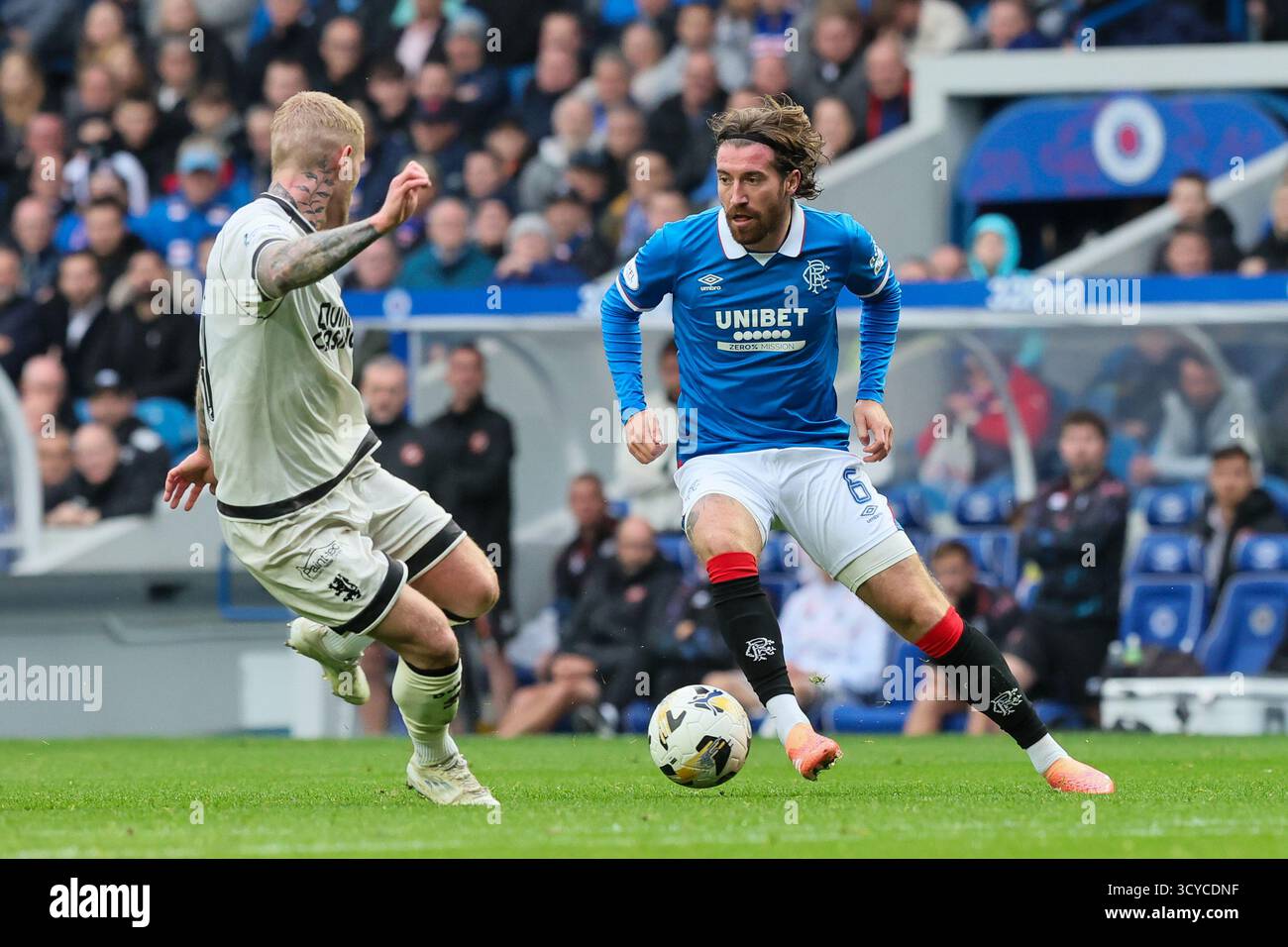 Glasgow, Großbritannien. Oktober 2025. Rangers FC spielte Dundee United FC im Ibrox Stadium in Glasgow in einem Spiel der schottischen Premiership. Das Finale war die Rangers 2:2 Dundee United. Joe Rothwell (R6) übertrifft Craig Sibbald (D14) Credit: Findlay/Alamy Live News Stockfoto