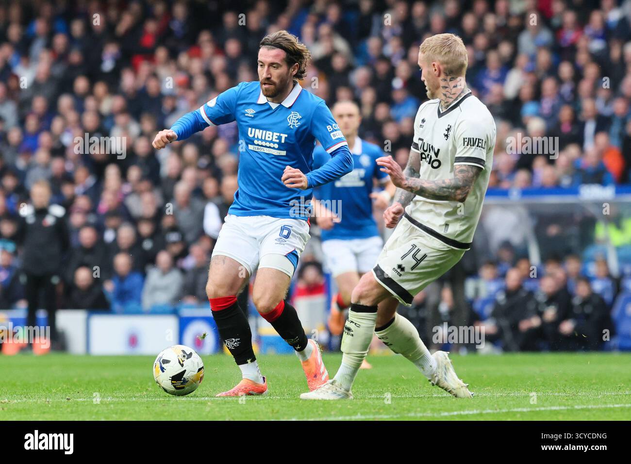 Glasgow, Großbritannien. Oktober 2025. Rangers FC spielte Dundee United FC im Ibrox Stadium in Glasgow in einem Spiel der schottischen Premiership. Das Finale war die Rangers 2:2 Dundee United. Joe Rothwell (R6) übertrifft Craig Sibbald (D14) Credit: Findlay/Alamy Live News Stockfoto