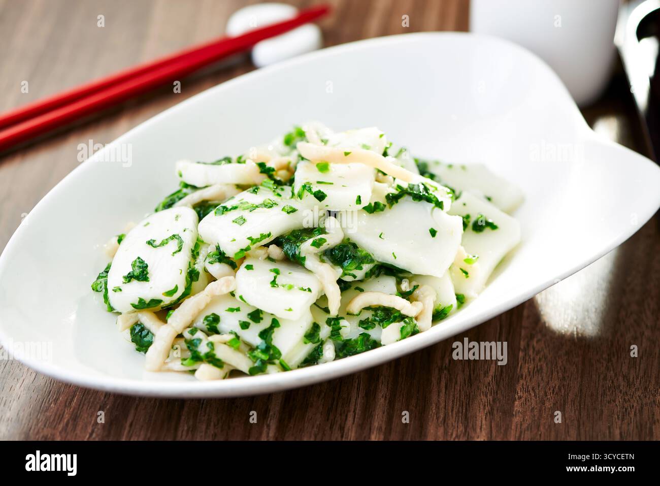 Schanghai Fried Reiskuchen mit Gemüse und Pilz serviert auf Teller mit seitlichem Blick auf chinesisches Gericht Stockfoto