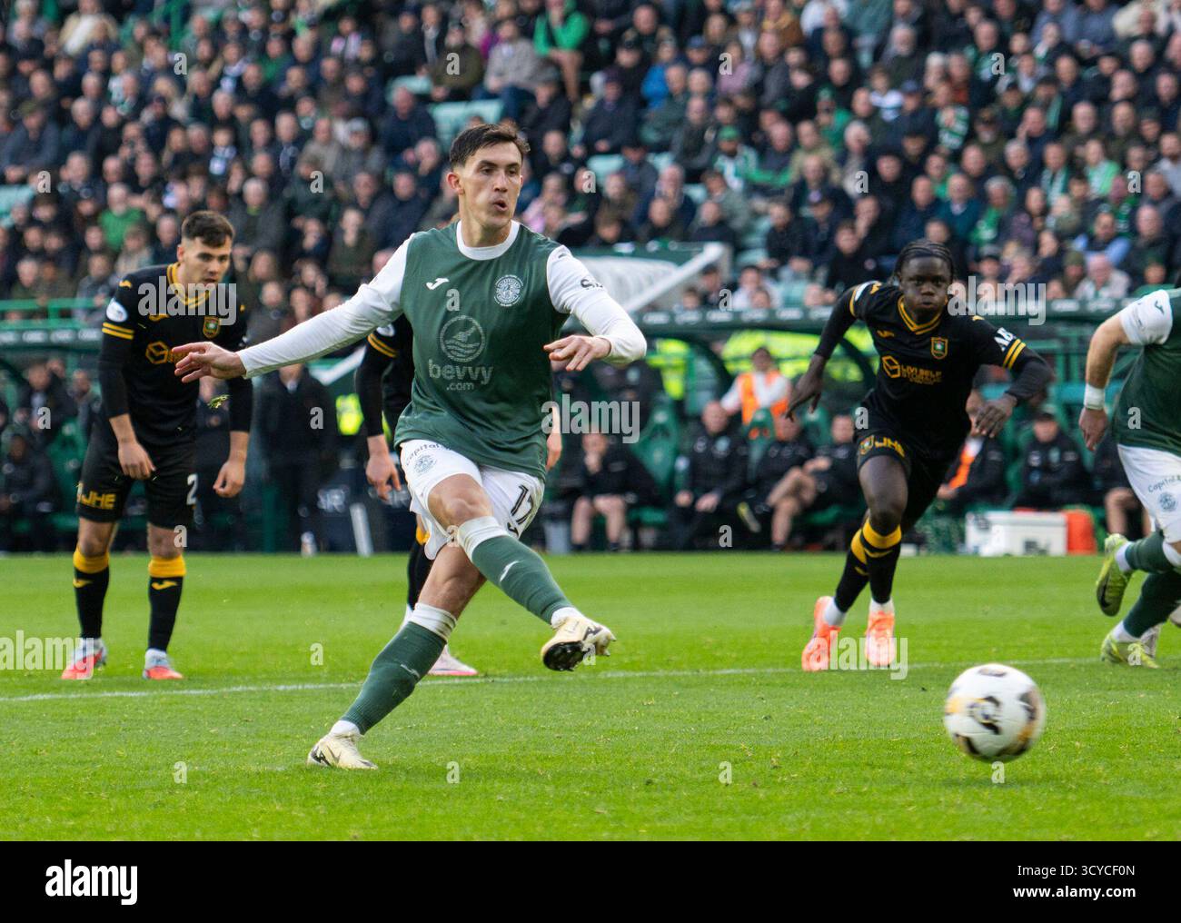 Edinburgh, Großbritannien. Oktober 2025. Scottish Premiership - Hibernian FC gegen Livingston FC 18/10/2025 Hibs Mittelfeldspieler Jamie McGrath trifft in der 52. Minute vom Elfmeterschießen und setzte die Heimmannschaft 2-0 vor sich, als Hibs gegen Livingston in der ersten Phase der schottischen Premiership im Easter Road Stadium in Edinburgh, Großbritannien, antreten. Quelle: Ian Jacobs/Alamy Live News Stockfoto