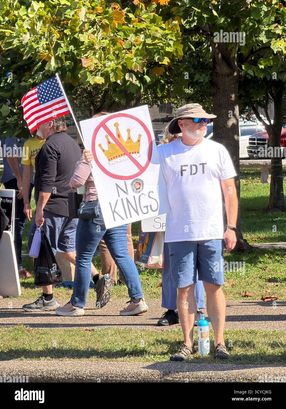 Ein älterer Mann bei einem No-Kings-Protest, der ein Schild mit einer Krone hält Stockfoto