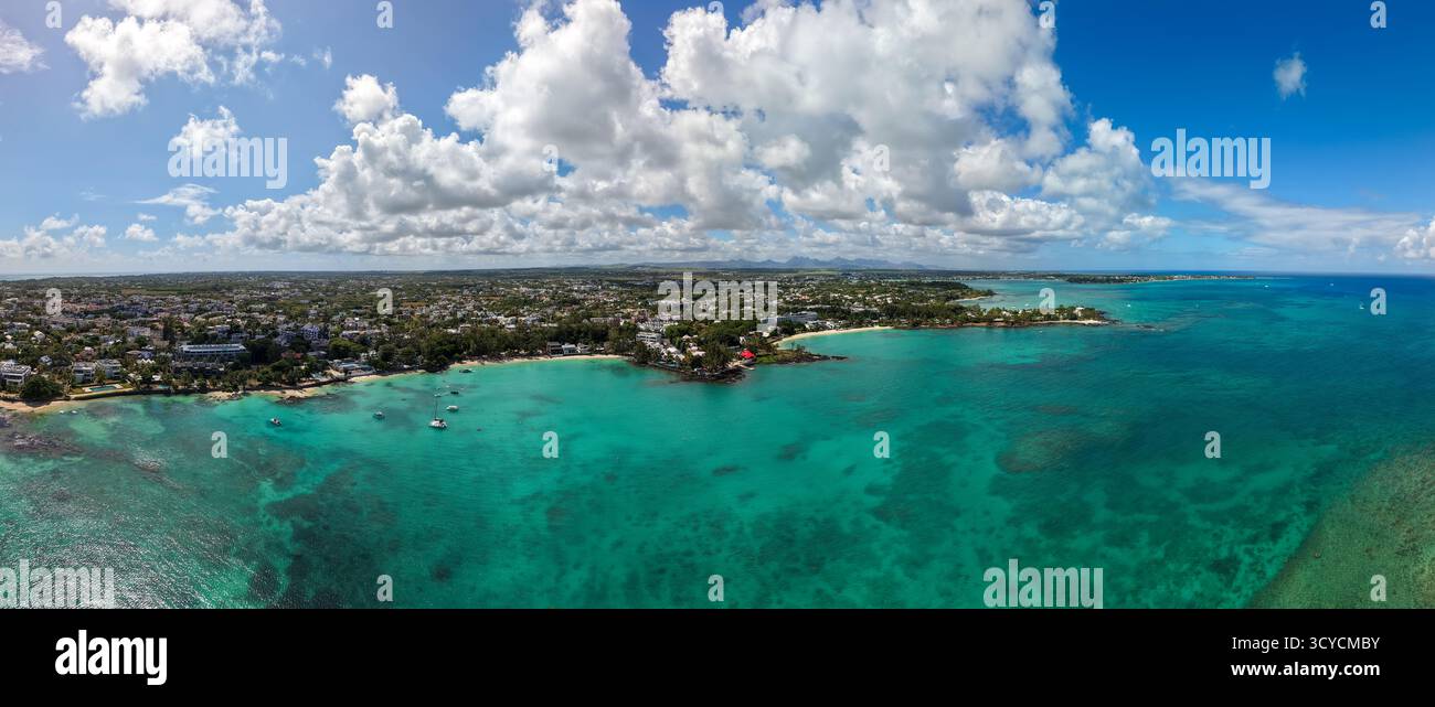Coin de Mire oder Gunner's Quoin Island, Mauritius: Ein dramatischer Panoramablick aus der Luft, der die berühmte Insel mit flacher Decke, die majestätisch aufsteigt, erfasst Stockfoto