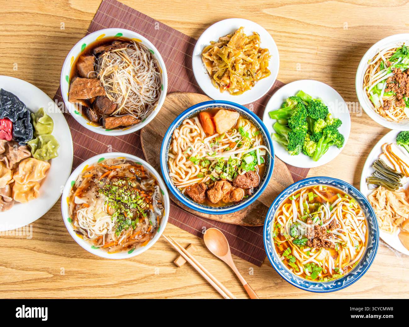 Bunte gedämpfte Teigtaschen, Angelica Vermicelli, Reisnudeln Suppe, vegetarische Nudeln, Rindnudeln, dan Dan Dan Nudel mit Hackfleisch, Brokkoli, gebratenem Fleisch Stockfoto
