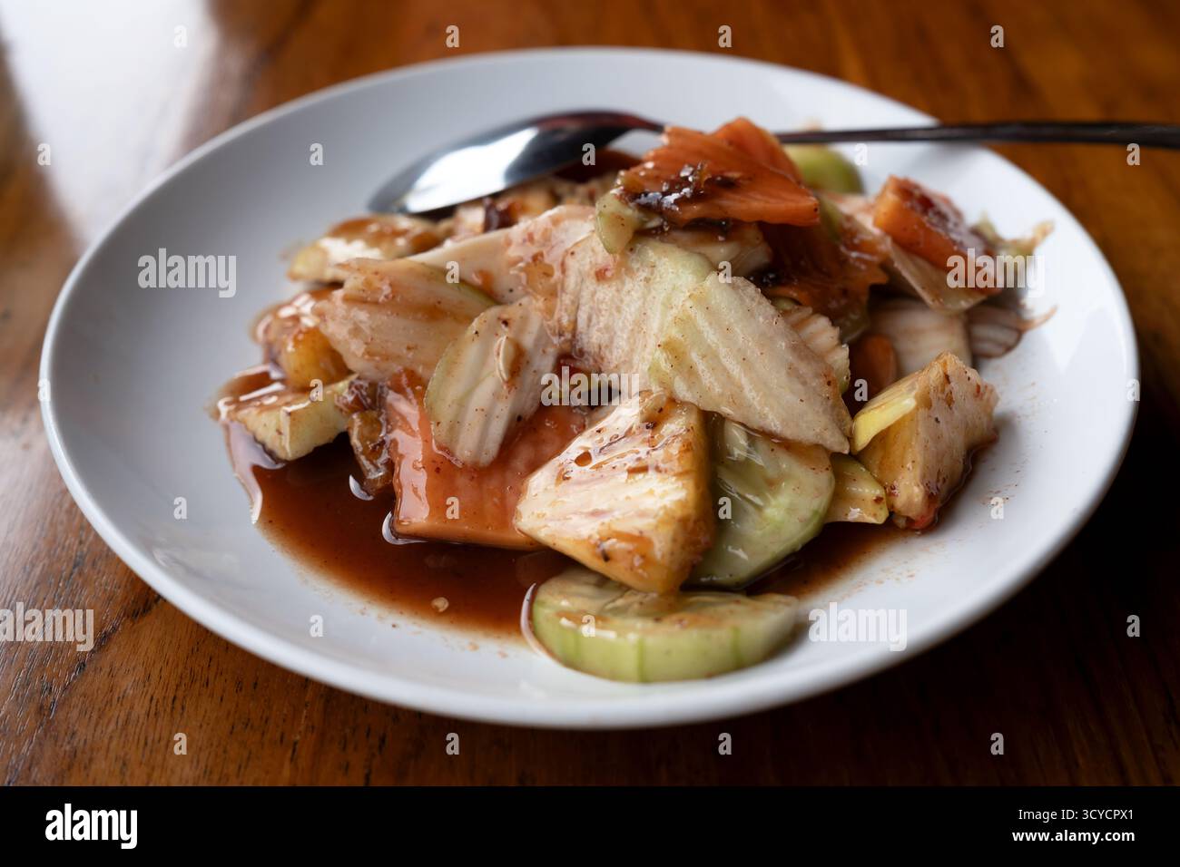 Nahaufnahme von scharfem balinesischem Salat von Rojak Bali Stockfoto
