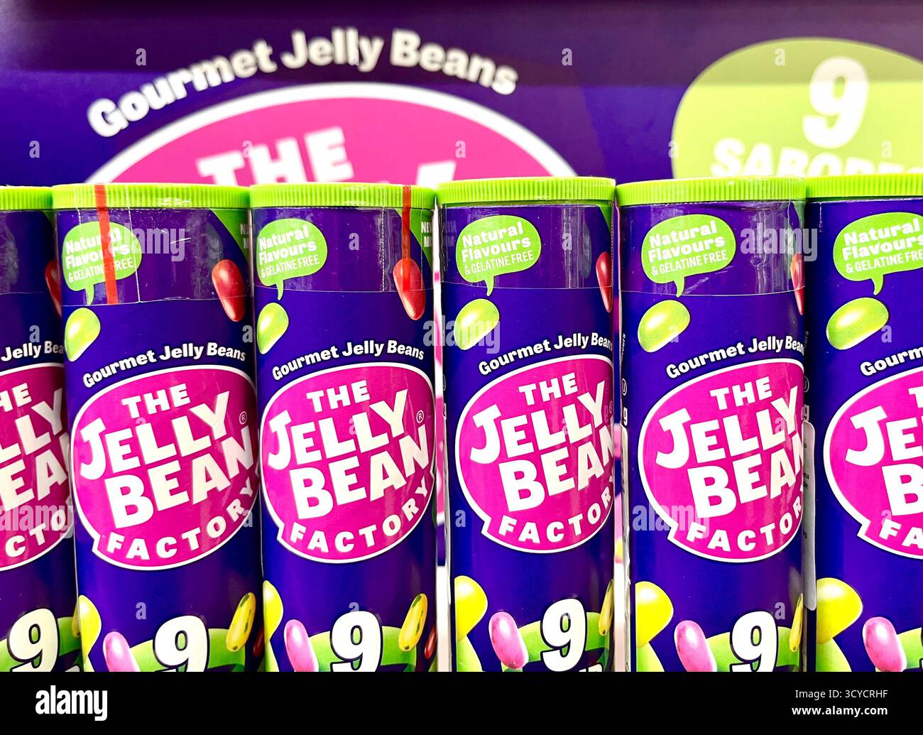 Foto von kleinen Tuben mit Gourmet-Jelly Beans aus der Jelly Bean Factory im Carrefour Supermarkt Santander Cantabria Spanien Europa - Smartphone-aufgenommenes Stockfoto