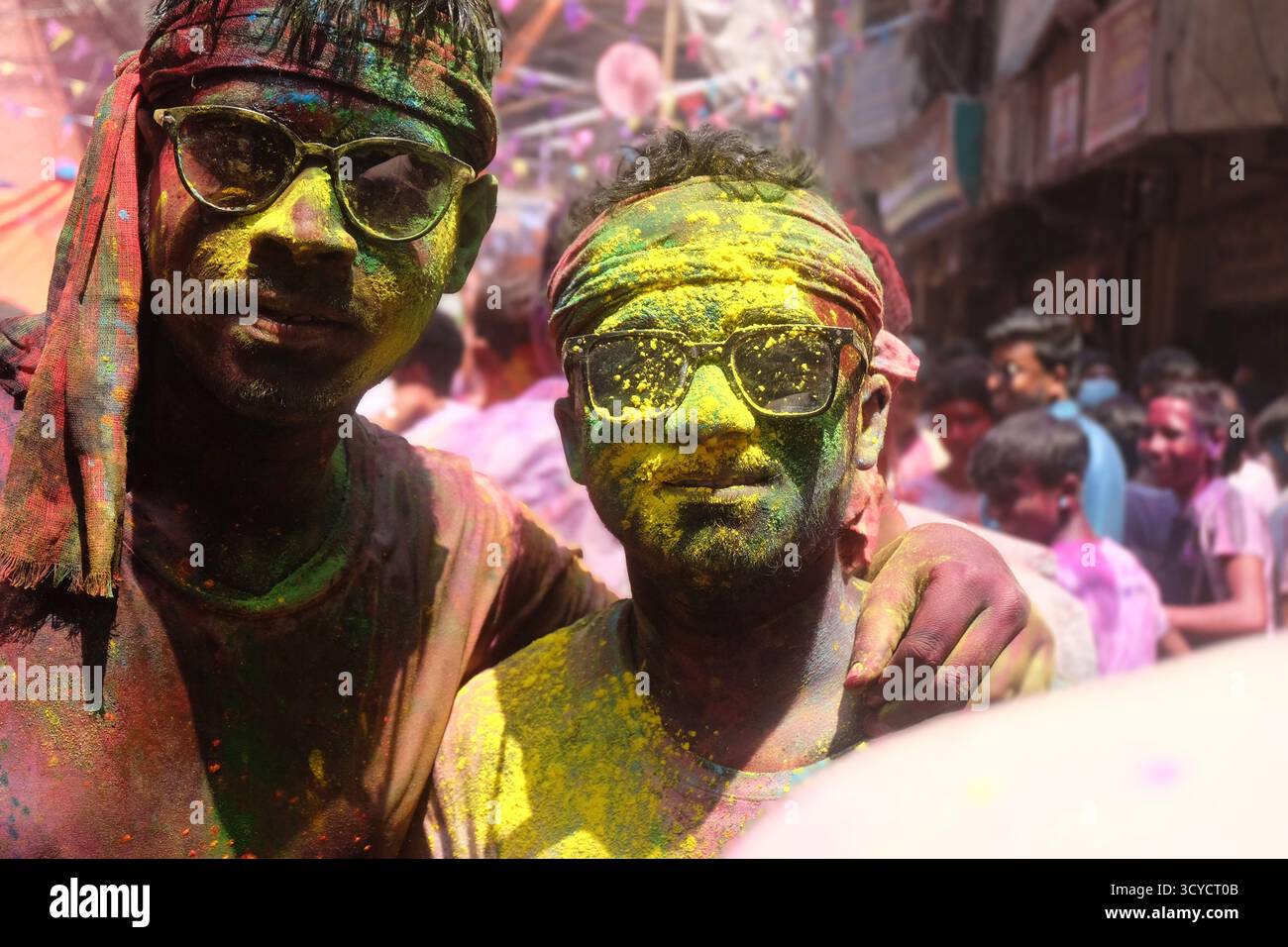 Holi in Bangladesch ist ein fröhliches Festival der Farben, gefeiert mit Musik, Tanz und Einheit, symbolisiert Liebe, Erneuerung, und der Sieg des Guten. Stockfoto