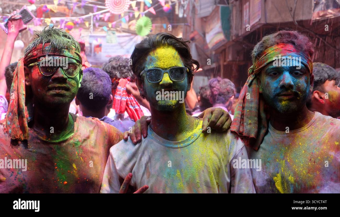 Holi in Bangladesch ist ein fröhliches Festival der Farben, gefeiert mit Musik, Tanz und Einheit, symbolisiert Liebe, Erneuerung, und der Sieg des Guten. Stockfoto