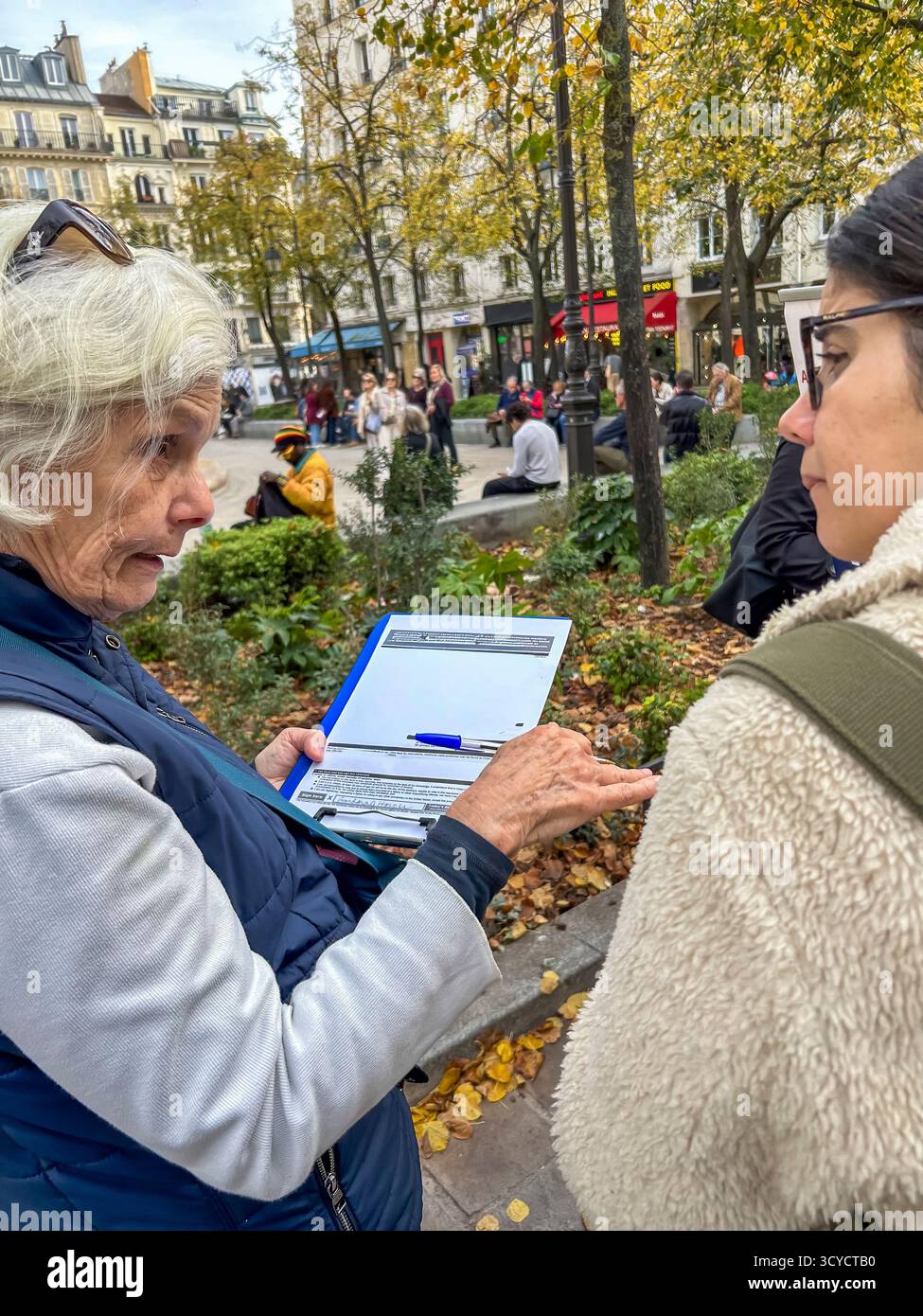 Paris, Frankreich, Menschen, Amerikanische Frauen, Wählerregistrierung, bei der amerikanischen Demonstration Anti Trump 'No Kings » auf dem Stadtplatz protestiert kein Königstag Stockfoto
