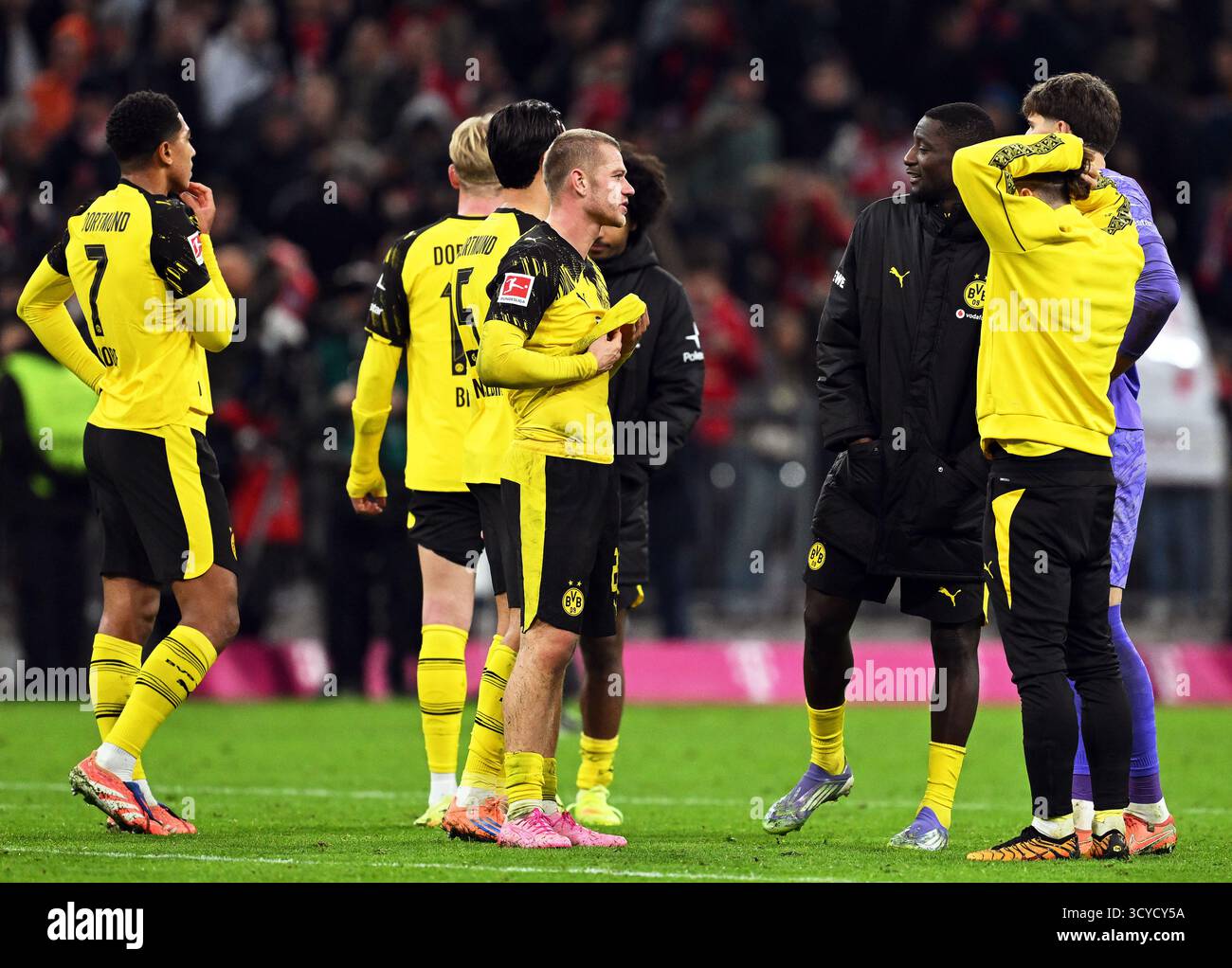 München, Deutschland. Oktober 2025. Fußball: Bundesliga, Bayern München - Borussia Dortmund, Spieltag 7, Allianz Arena, Dortmund Spieler reagieren nach der Niederlage. WICHTIGER HINWEIS: Gemäß den Vorschriften der DFL Deutscher Fußball-Liga und des DFB Deutscher Fußball-Bundes ist es verboten, im Stadion und/oder im Spiel aufgenommene Fotografien in Form von sequenziellen Bildern und/oder videoähnlichen Fotoserien zu verwenden oder zu verwenden. Quelle: Sven Hoppe/dpa/Alamy Live News Stockfoto