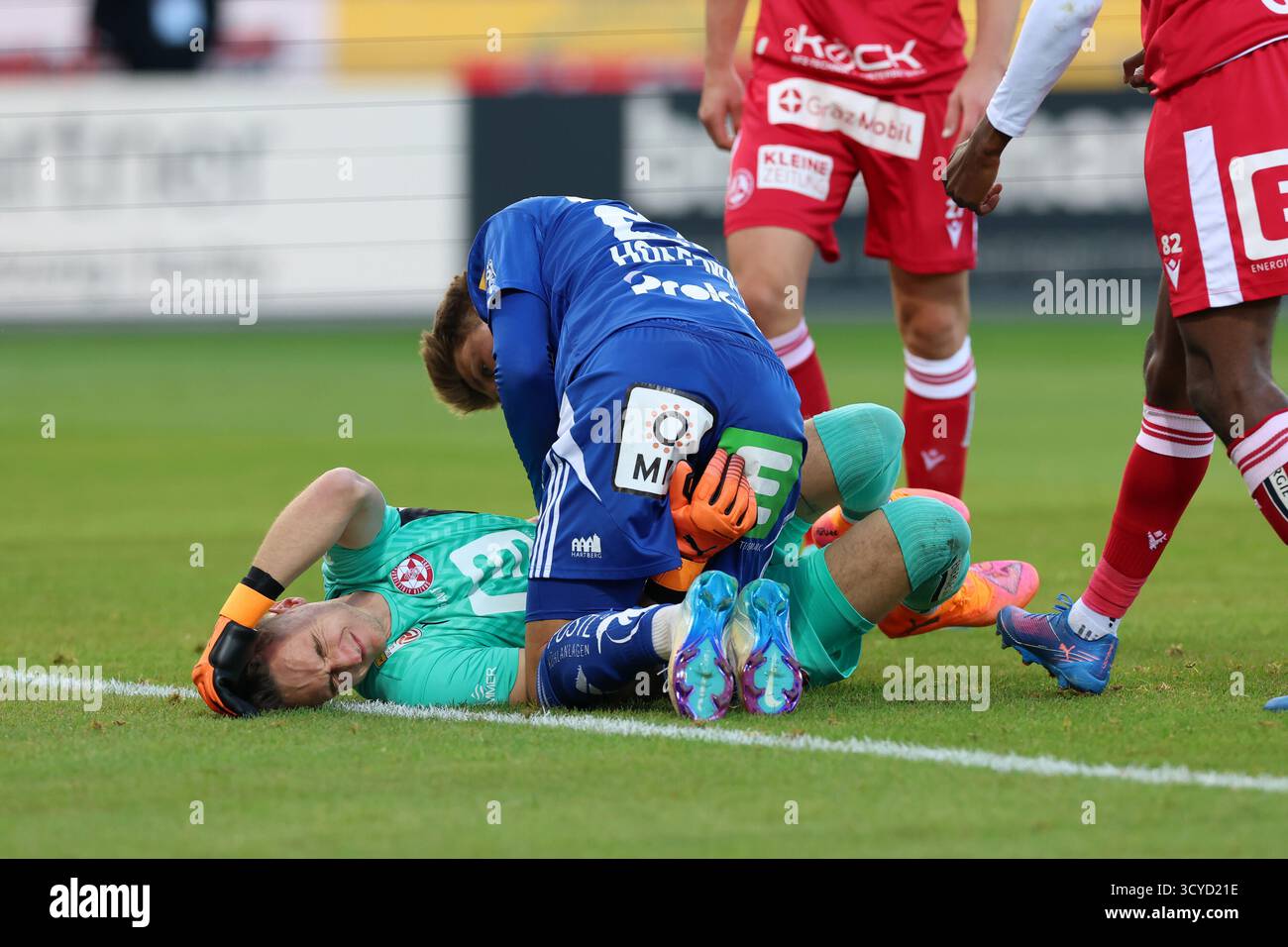 Österreichisches Bundesliga-Spiel zwischen Grazer AK 1902 und TSV Egger Glas Hartberg. Dynamische Fußball-Action, Spieler in Bewegung, Emotionen, Stadionatmosphäre und Teamgeist in professionellen Details. Das Bild zeigt Jakob Meierhofer (GAK) und Marco Hoffmann (Hartberg). Stockfoto
