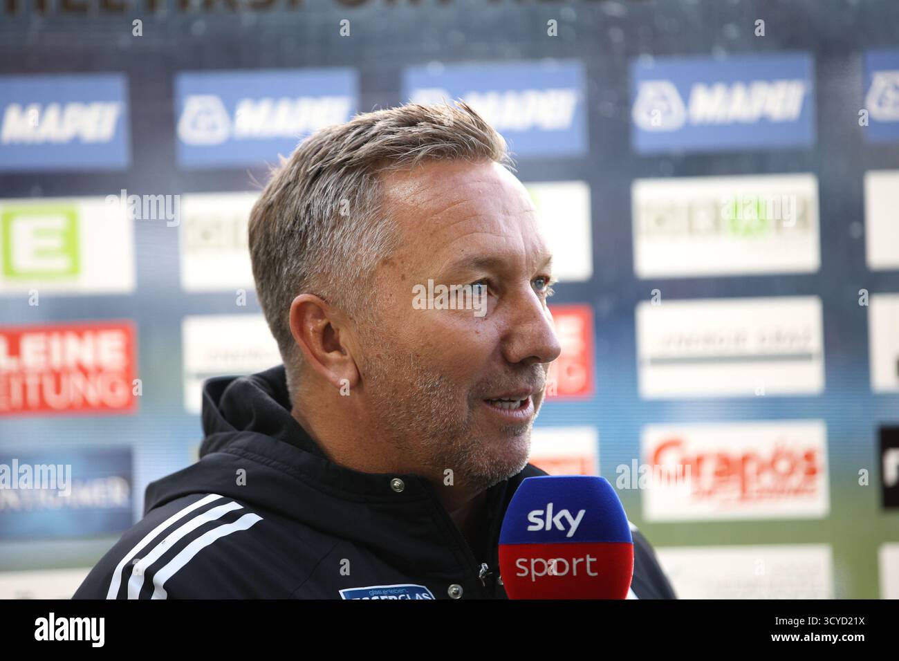 Österreichisches Bundesliga-Spiel zwischen Grazer AK 1902 und TSV Egger Glas Hartberg. Dynamische Fußball-Action, Spieler in Bewegung, Emotionen, Stadionatmosphäre und Teamgeist in professionellen Details. Das Bild zeigt Cheftrainer Manfred Schmid (Hartberg). Stockfoto