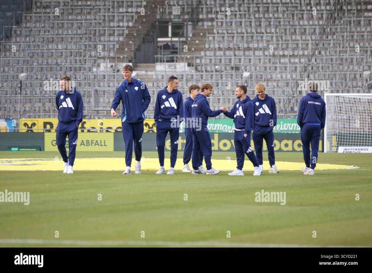 Österreichisches Bundesliga-Spiel zwischen Grazer AK 1902 und TSV Egger Glas Hartberg. Dynamische Fußball-Action, Spieler in Bewegung, Emotionen, Stadionatmosphäre und Teamgeist in professionellen Details. Das Bild zeigt den TSV Hartberg. Stockfoto