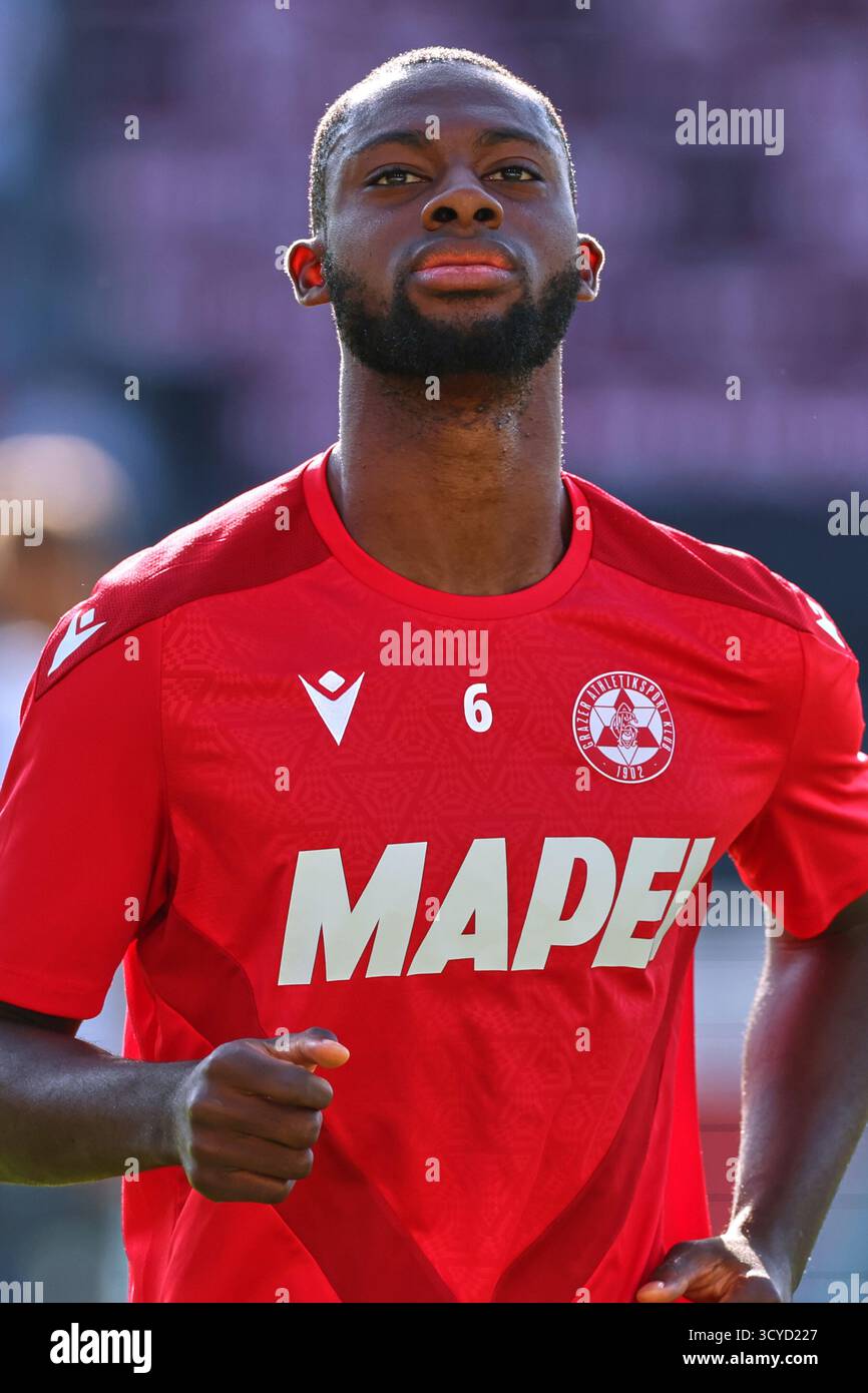 Österreichisches Bundesliga-Spiel zwischen Grazer AK 1902 und TSV Egger Glas Hartberg. Dynamische Fußball-Action, Spieler in Bewegung, Emotionen, Stadionatmosphäre und Teamgeist in professionellen Details. Das Bild zeigt Sadik Fofana (GAK). Stockfoto